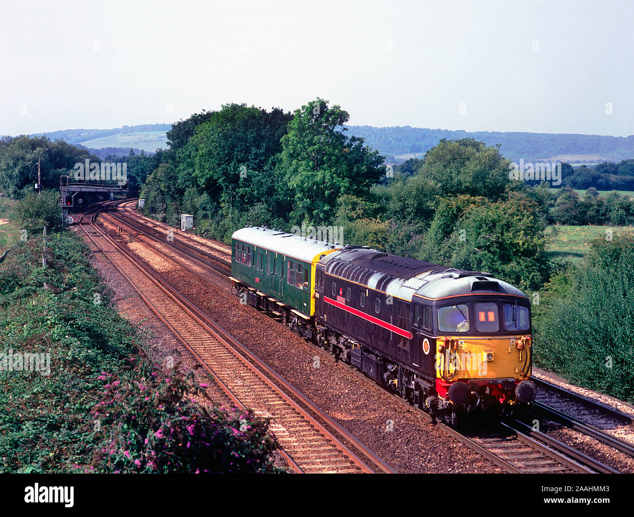 Una classe 33 Crompton locomotiva diesel numero 33103 nella livrea nera di Fragonset ferrovie è di propulsione salone di osservazione numero 975025 su un tour del Kent a Otford giunzione. Foto Stock