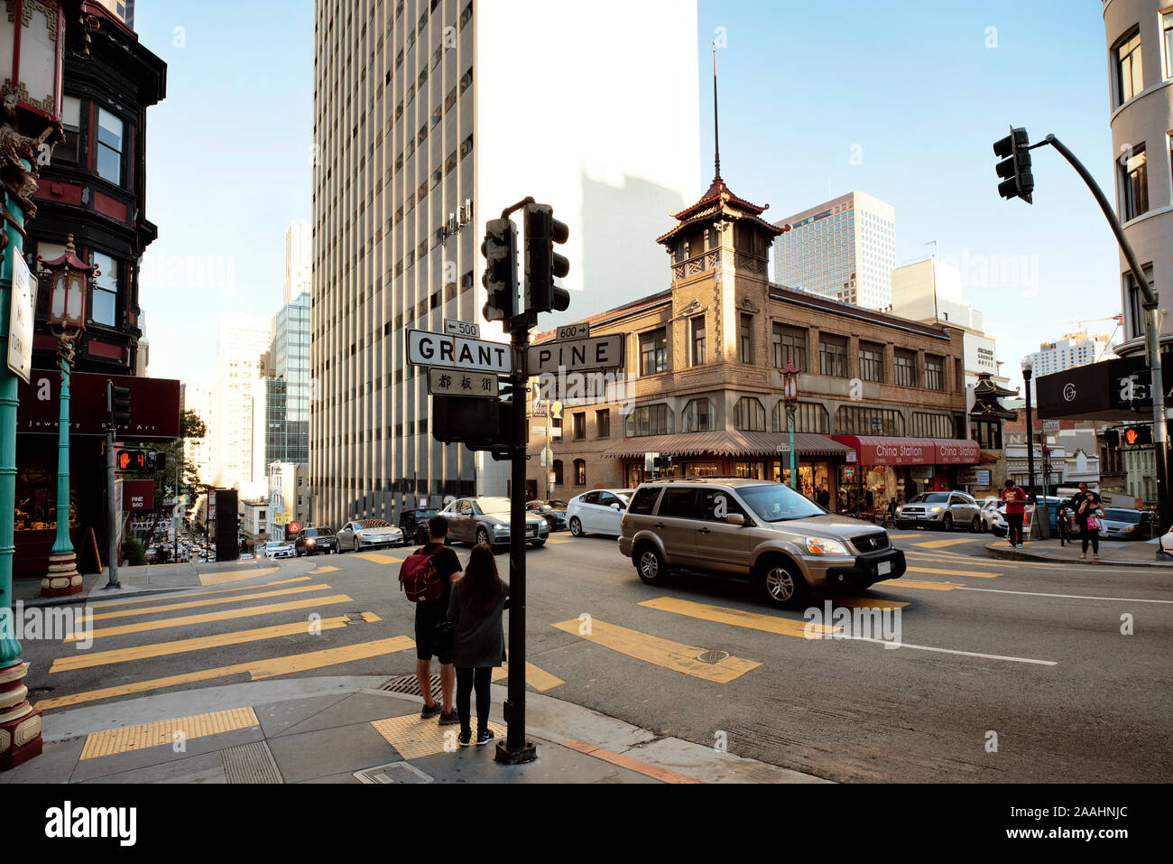 Pine Street e Grant Avenue angolo. Chinatown, il centro cittadino di San Francisco, California, Stati Uniti d'America. Sep 2019 Foto Stock