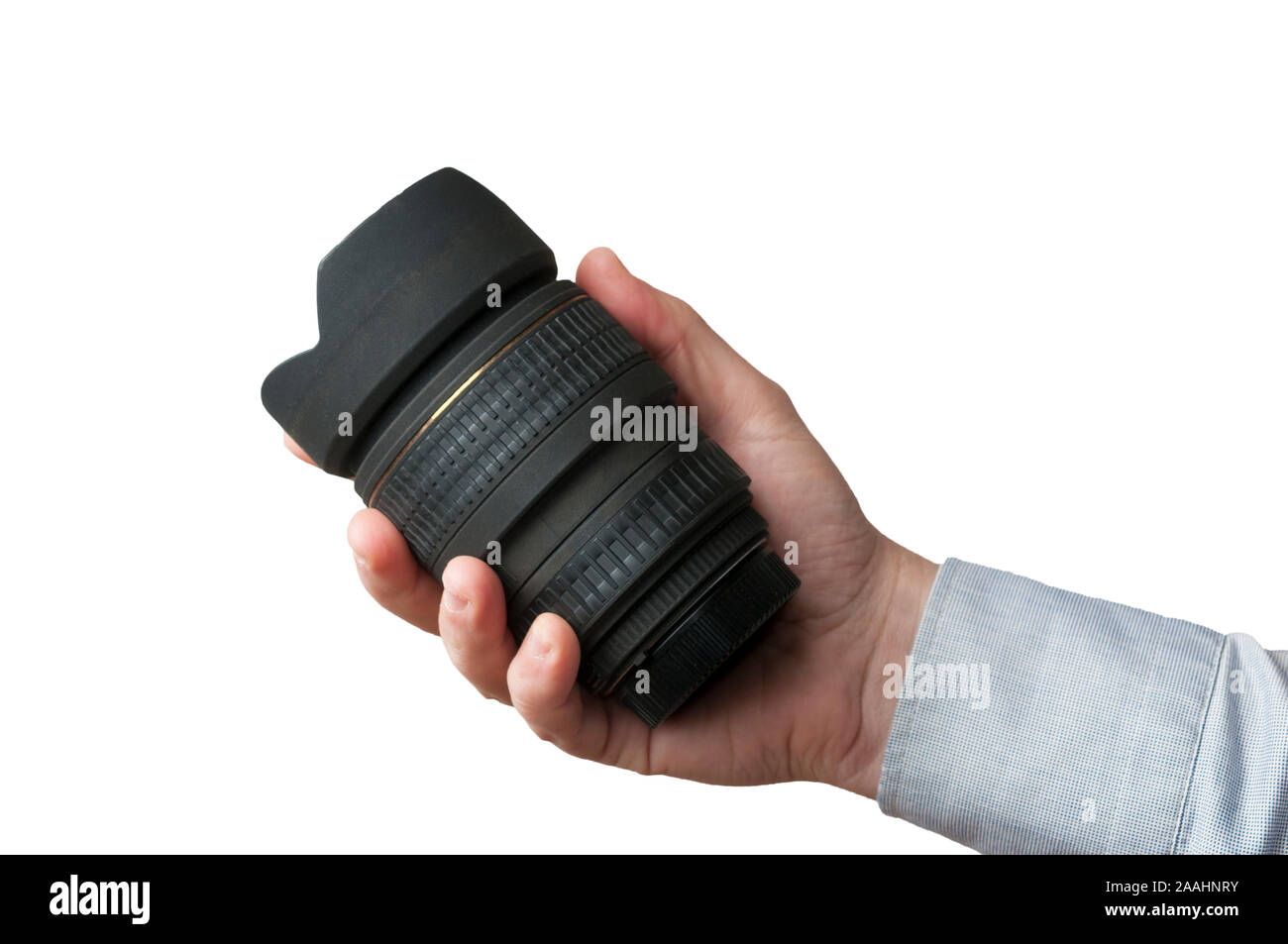 Uomo in camicia tenere una fotocamera DSLR lente su sfondo bianco Foto Stock