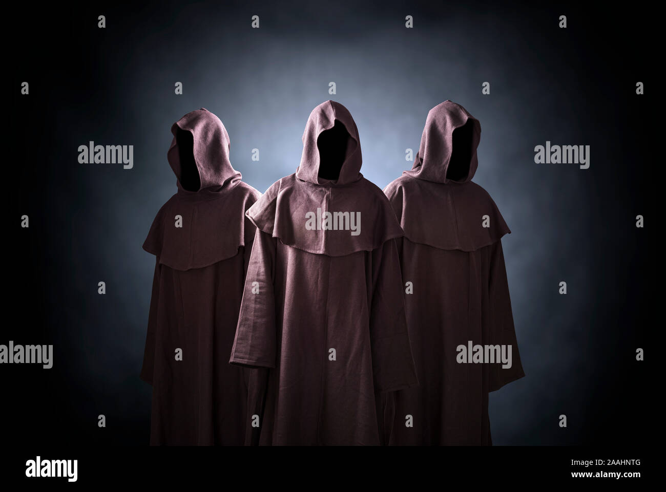 Gruppo di tre cifre spaventose nei mantelli con cappuccio Foto Stock