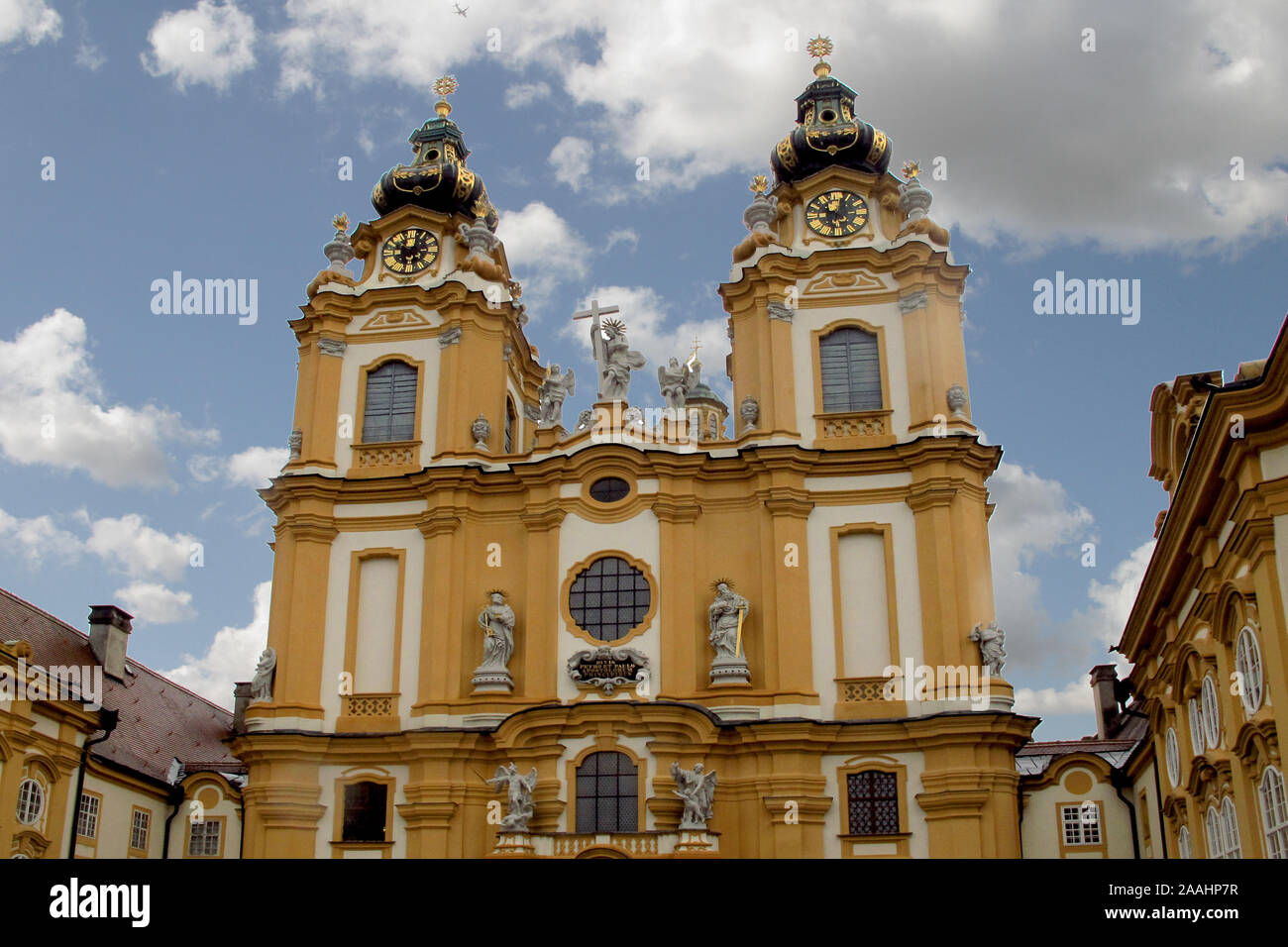 Le torri gemelle dell'Abbazia di Melk, una benedizione monastero sulla cima della collina al di sopra di Melk in Austria Foto Stock