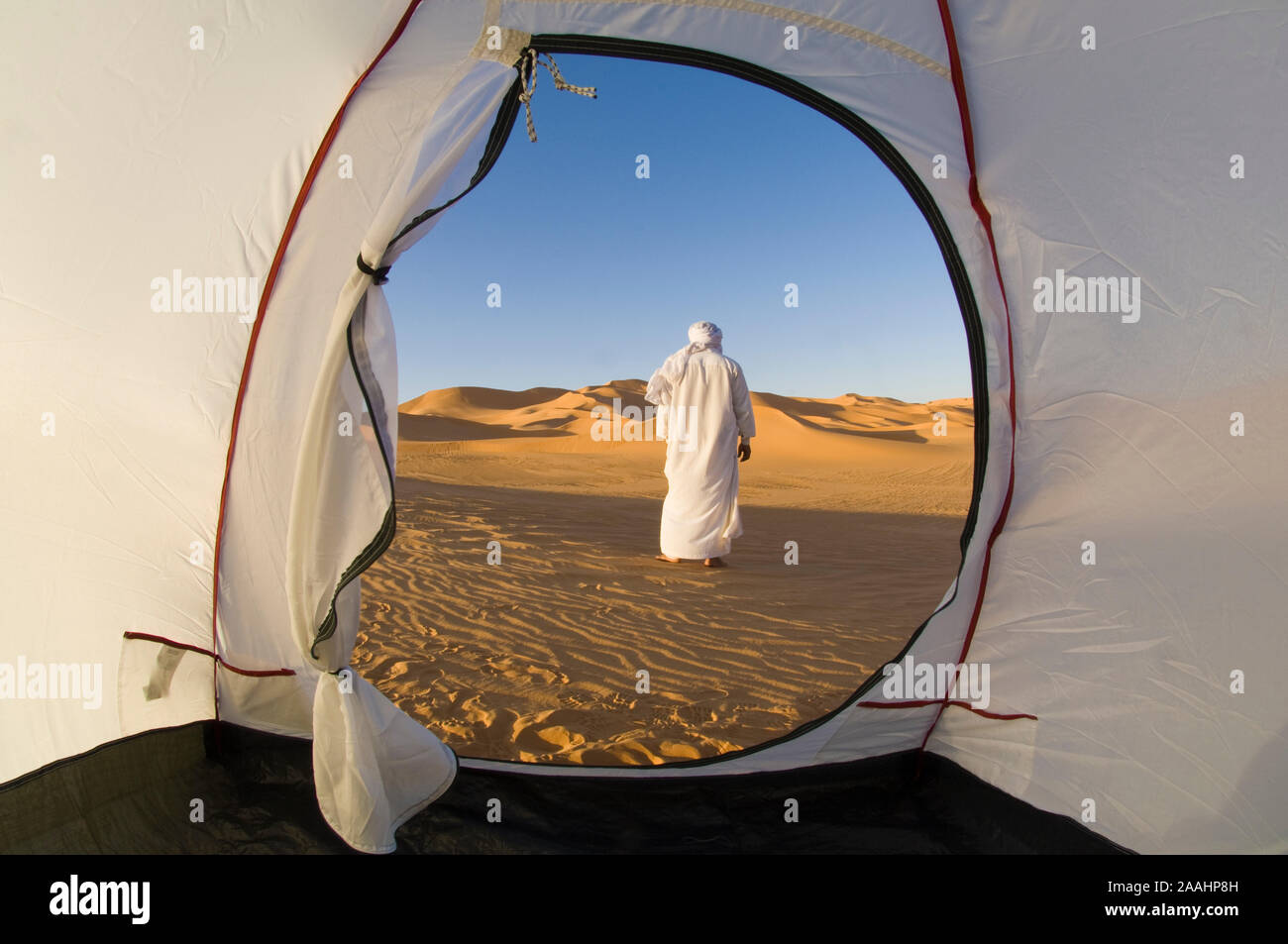 Il Tuareg fuori tenda nel deserto, Erg Awbari, il deserto del Sahara, Fezzan, Libia Foto Stock