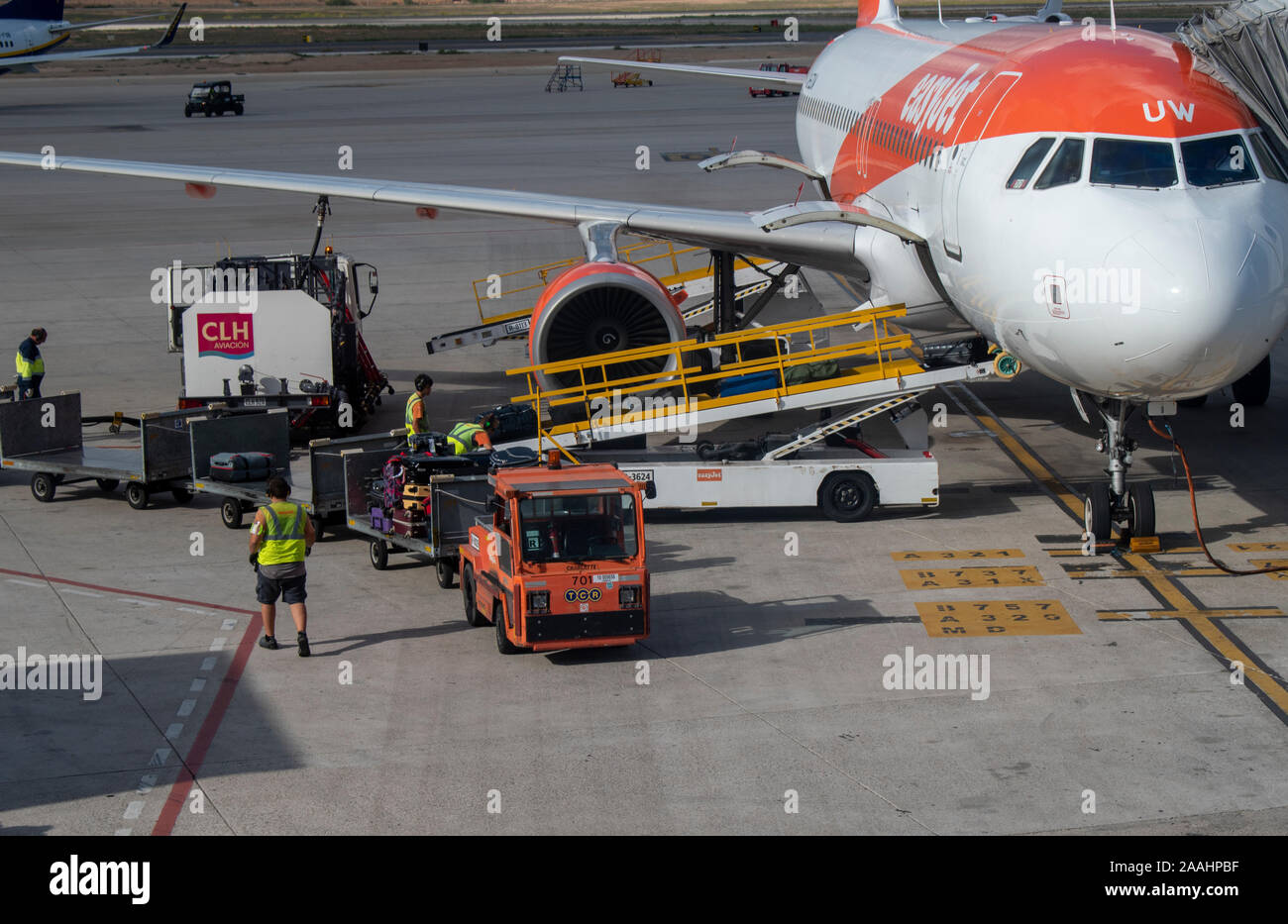 Dall'Aeroporto di Palma Mallorca, Spagna, 19 ottobre 2019, aeromobili Easyjet sul pontile con i servizi a terra di presenze. Foto Stock