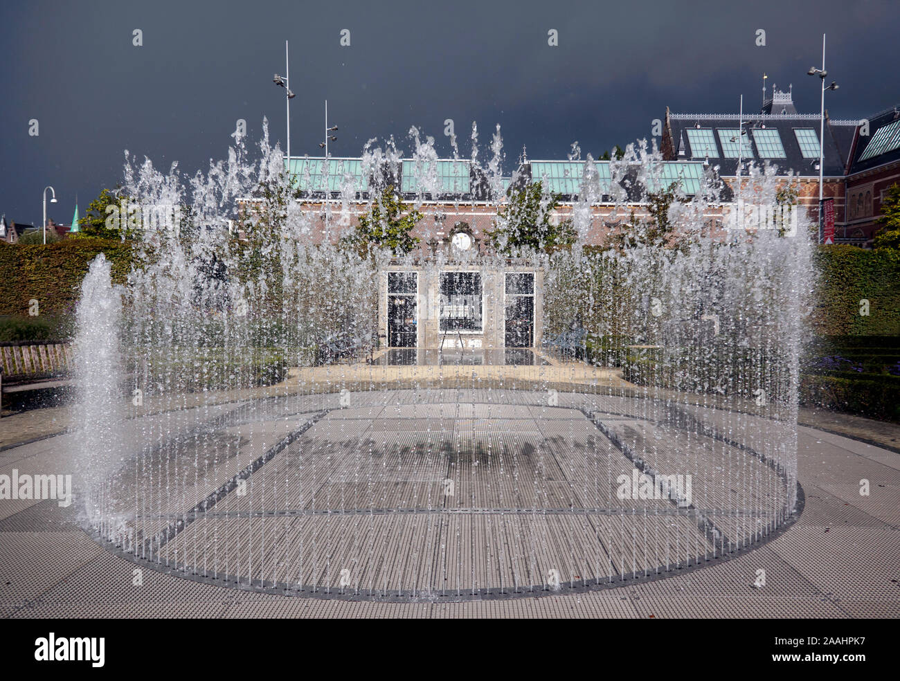 Drammatiche le condizioni di luce sulla fontana al Rijksmuseum Gardens, Amsterdam, Olanda Foto Stock