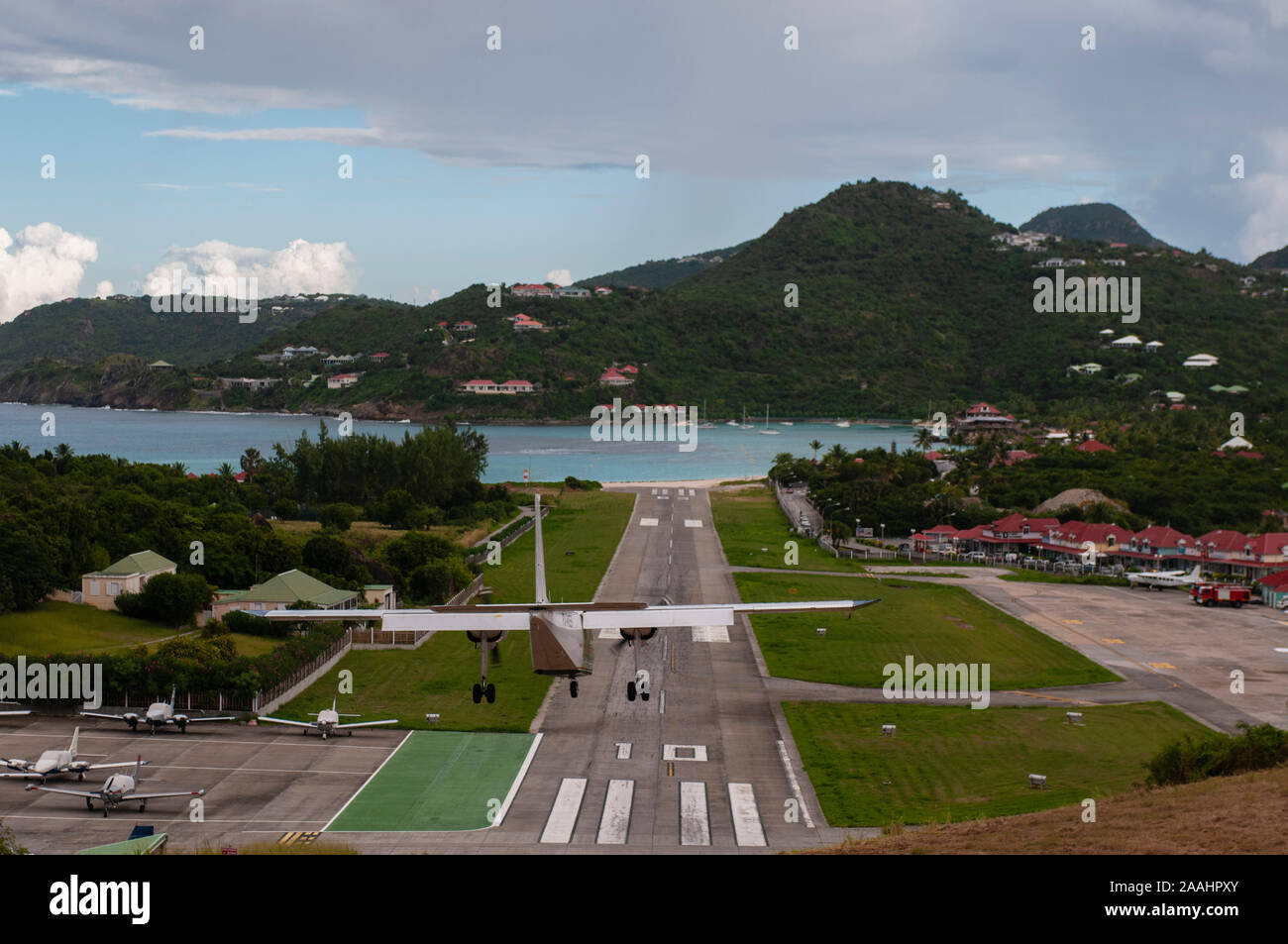 Piano in atterraggio a Saint Barthelemy airport, Caraibi Foto Stock