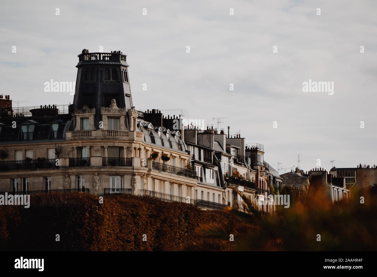 Edificio francese visto dai Giardini di Lussemburgo Foto Stock