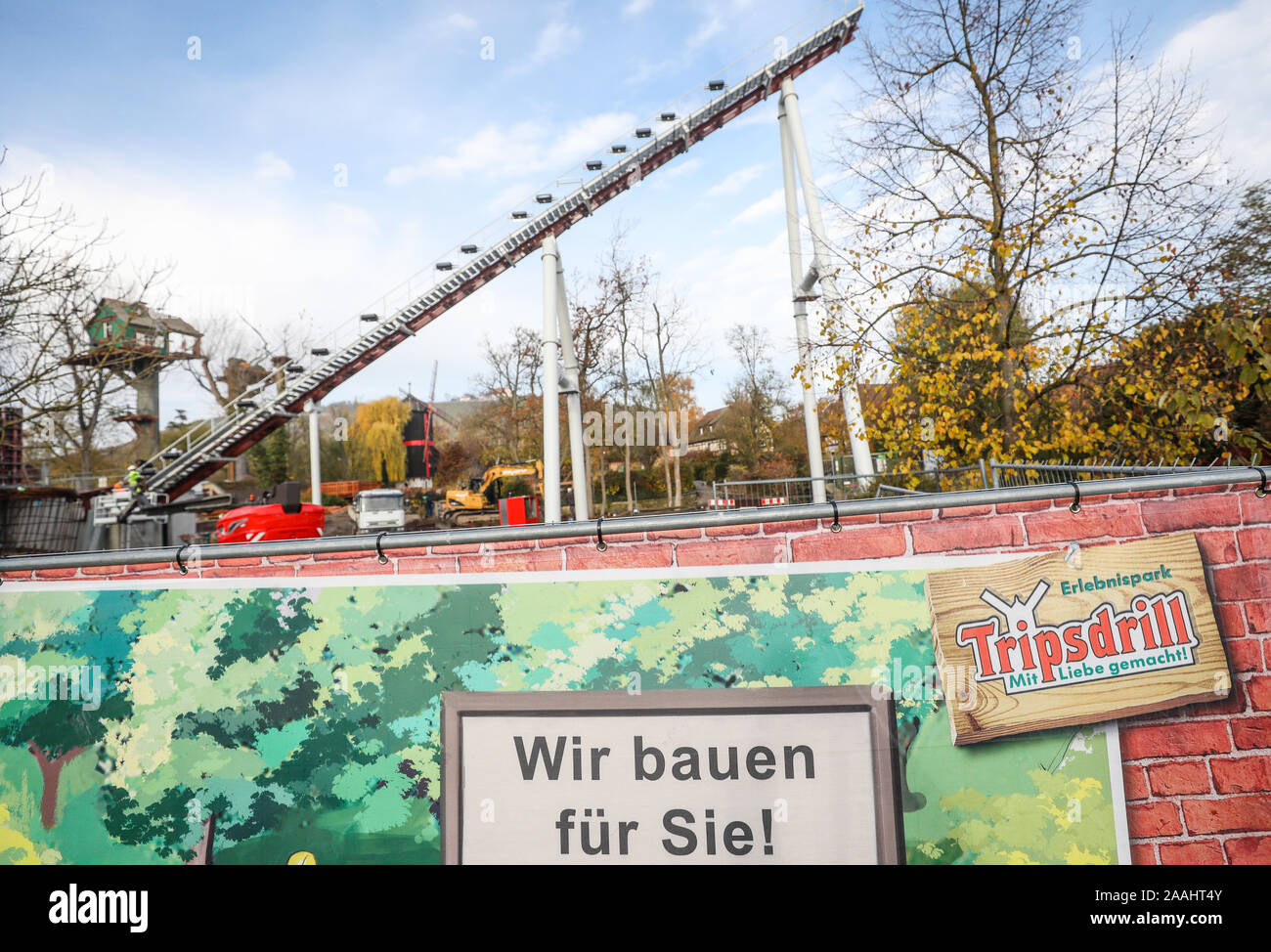 Cleebronn, Germania. 22 Novembre, 2019. Il parco di divertimenti Tripsdrill mostra in occasione di una conferenza stampa le prime impressioni della costruzione di due nuove montagne russe, che avranno i nomi "collo sopra la testa' e 'piena di vapore". Credito: Christoph Schmidt/dpa/Alamy Live News Foto Stock