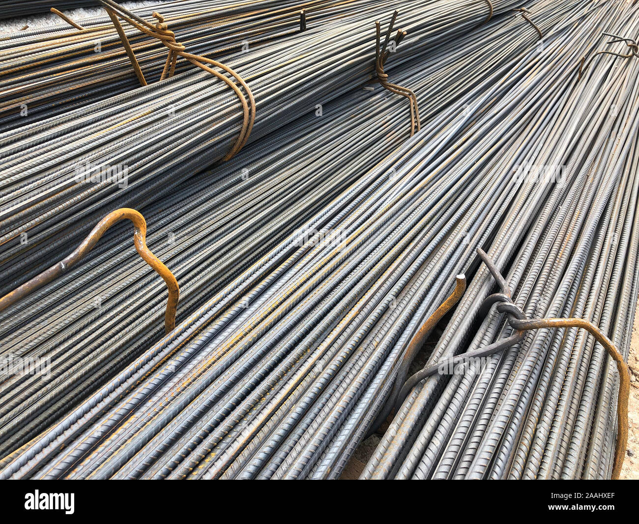 Anima di rinforzo di acciaio tondi per cemento armato legato con filo  metallico al magazzino esterno. Barre di acciaio da costruzione di rinforzo  Foto stock - Alamy