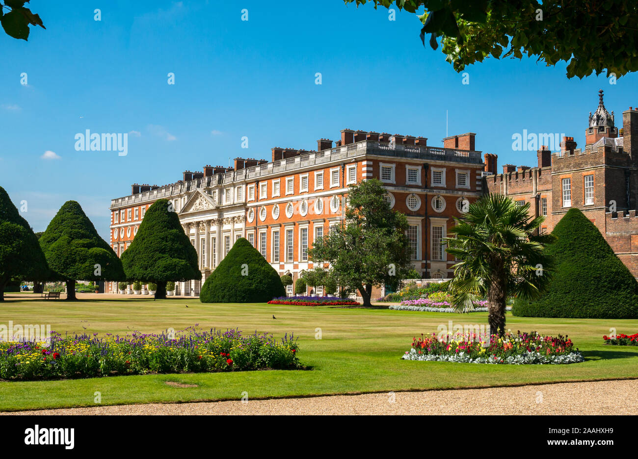 Vista di Hampton Court Palace e degli antichi alberi di tasso, Londra, Inghilterra, Regno Unito Foto Stock