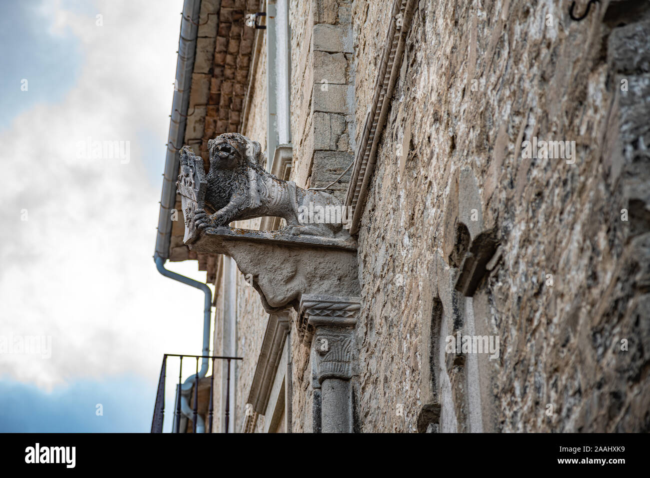 Leone veneziano, leone di pietra con lo stemma sulla facciata di un edificio della città antica, Agnone Molise Foto Stock