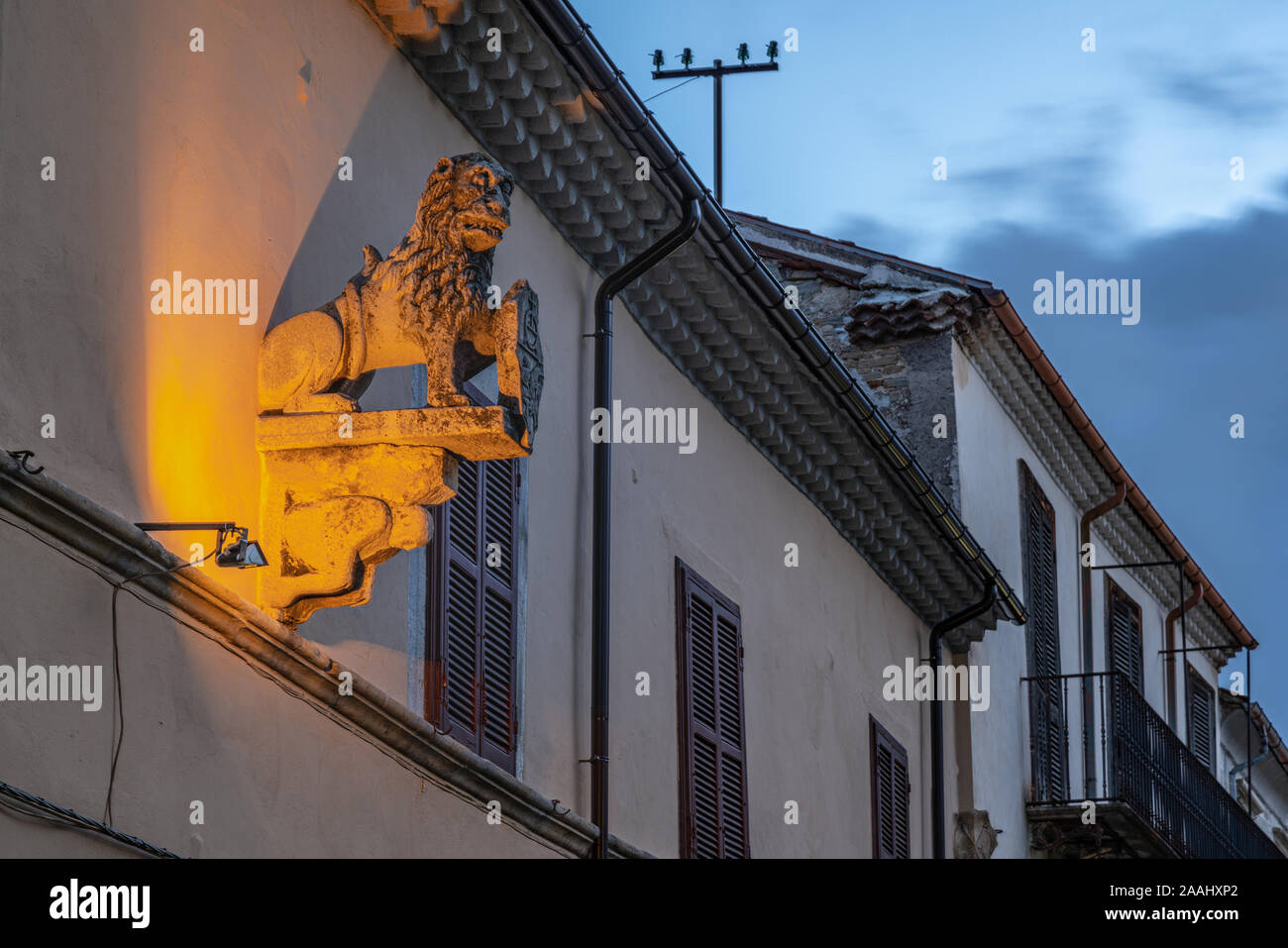 Leone veneziano, leone di pietra con lo stemma sulla facciata di un edificio della città antica, Agnone Molise Foto Stock