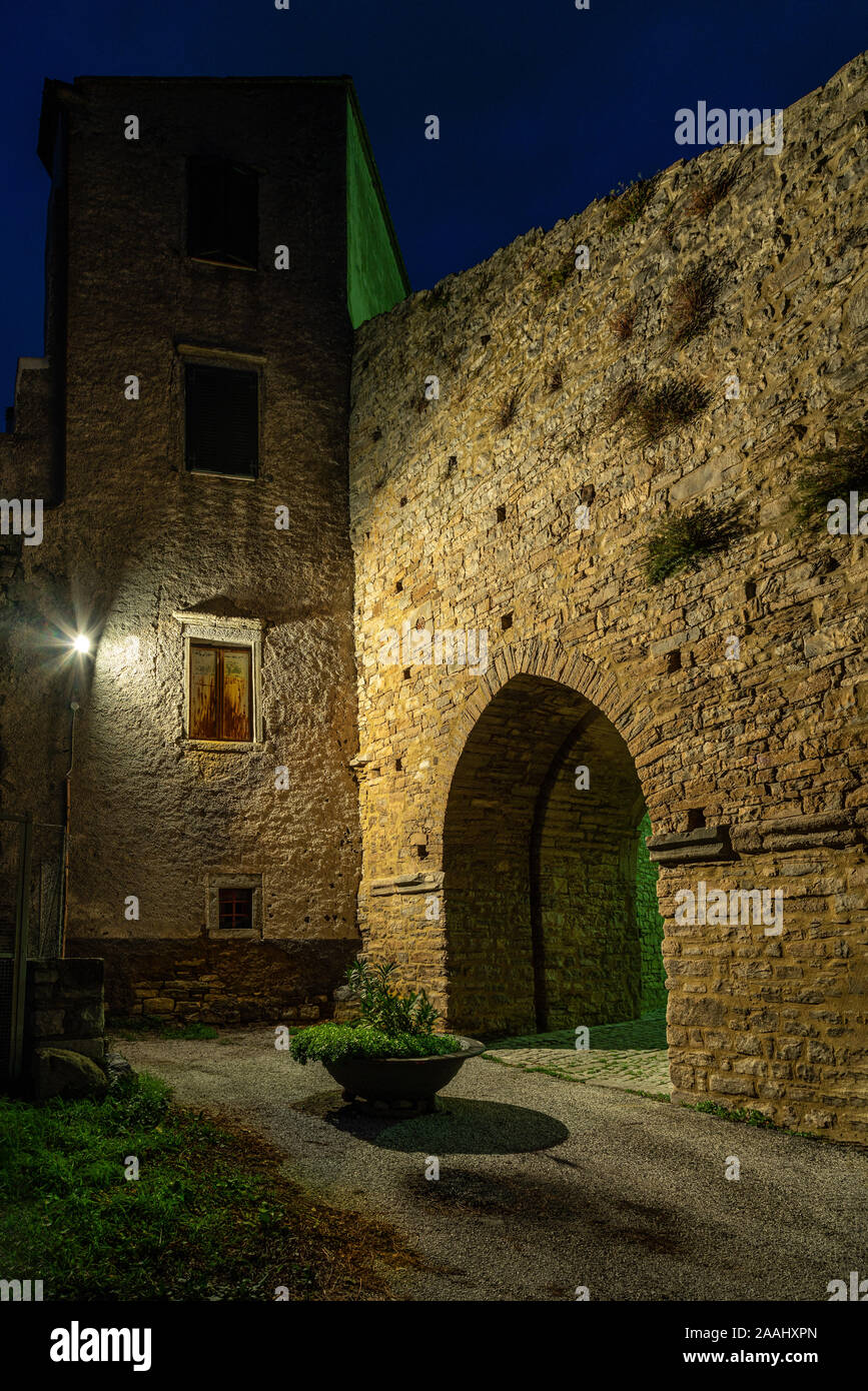 Città medievale ​​walls di Agnone, Semiurna porta. Molise Italia Foto Stock