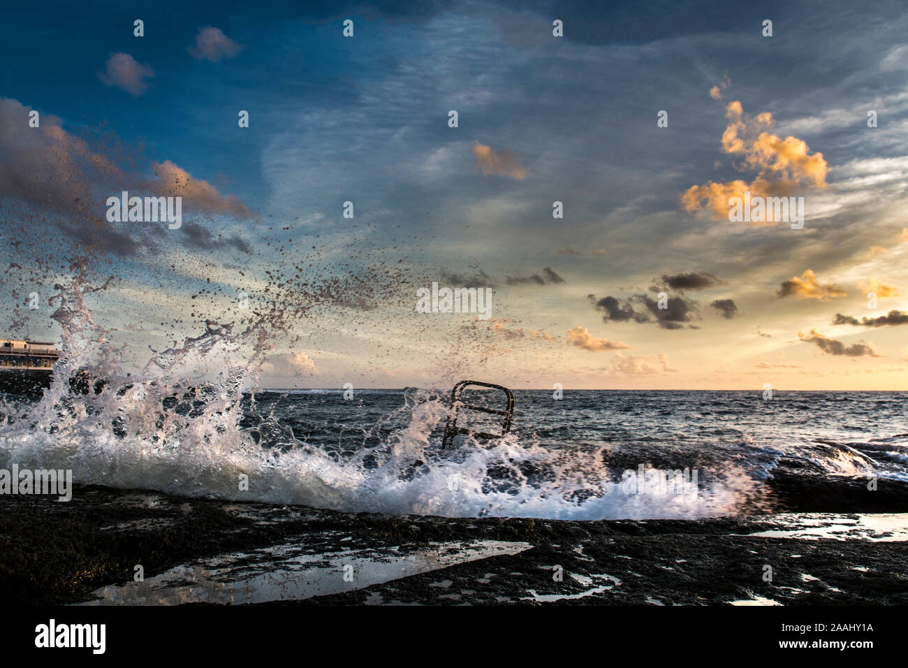 Le onde del mare contro il porto Foto Stock