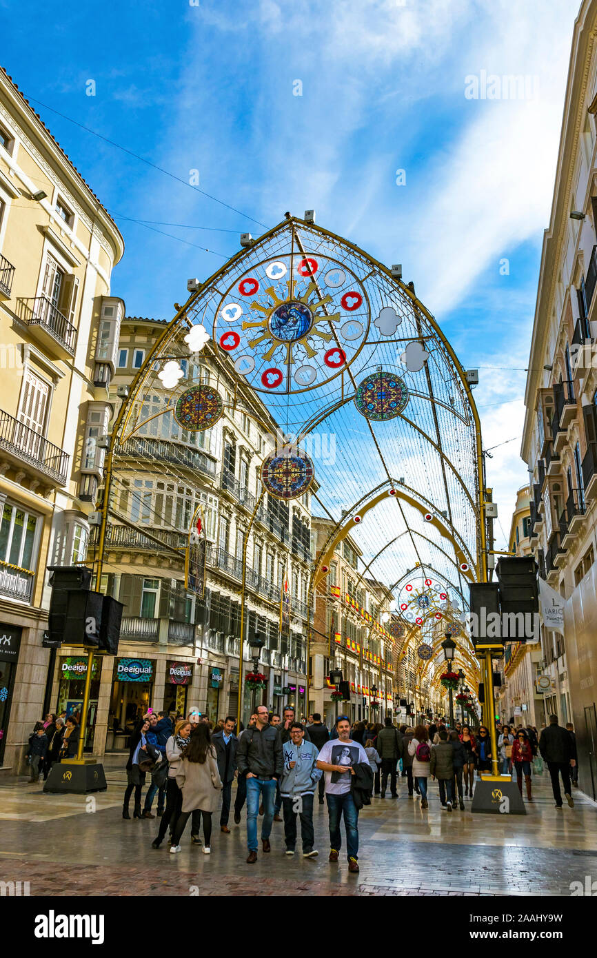 Malaga, Spagna - 10 dicembre 2017: le persone camminare su Calle Marques de Larios, decorata con decorazioni di Natale. La maggior parte dei popolari str pedonale Foto Stock