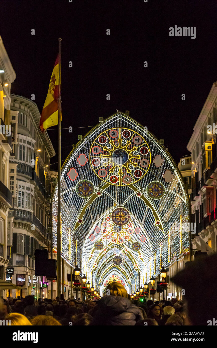 Malaga, Spagna - 9 Dicembre 2017: una folla di persone che camminano su Calle Marques de Larios, decorata con decorazioni di Natale. La maggior parte dei popolari piedi Foto Stock