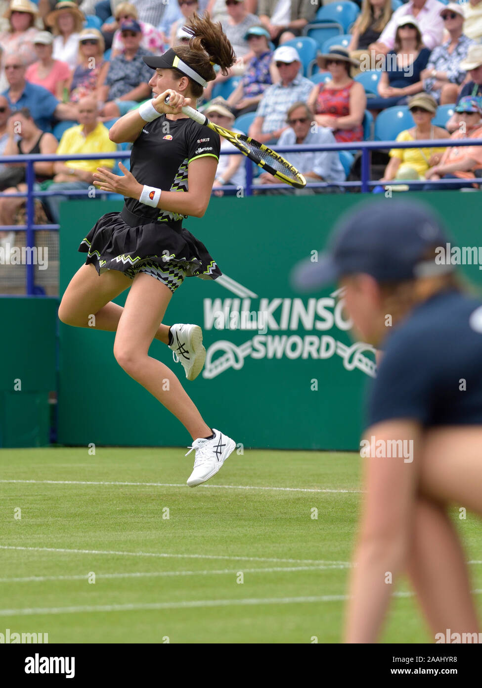 Johanna Konta (GB) giocando sul Centre Court alla natura Valle internazionali di tennis in Devonshire Park, Eastbourne, Inghilterra, Regno Unito. Il 25 giugno 2019. Sfera Foto Stock