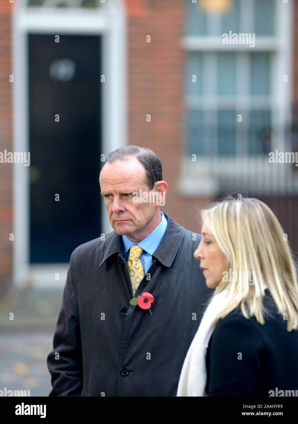 Norman Smith (BBC Assistant Editor politico) con Vicki giovani (capo politico) corrispondente a Downing Street, Londra, Regno Unito, novembre 2019 Foto Stock