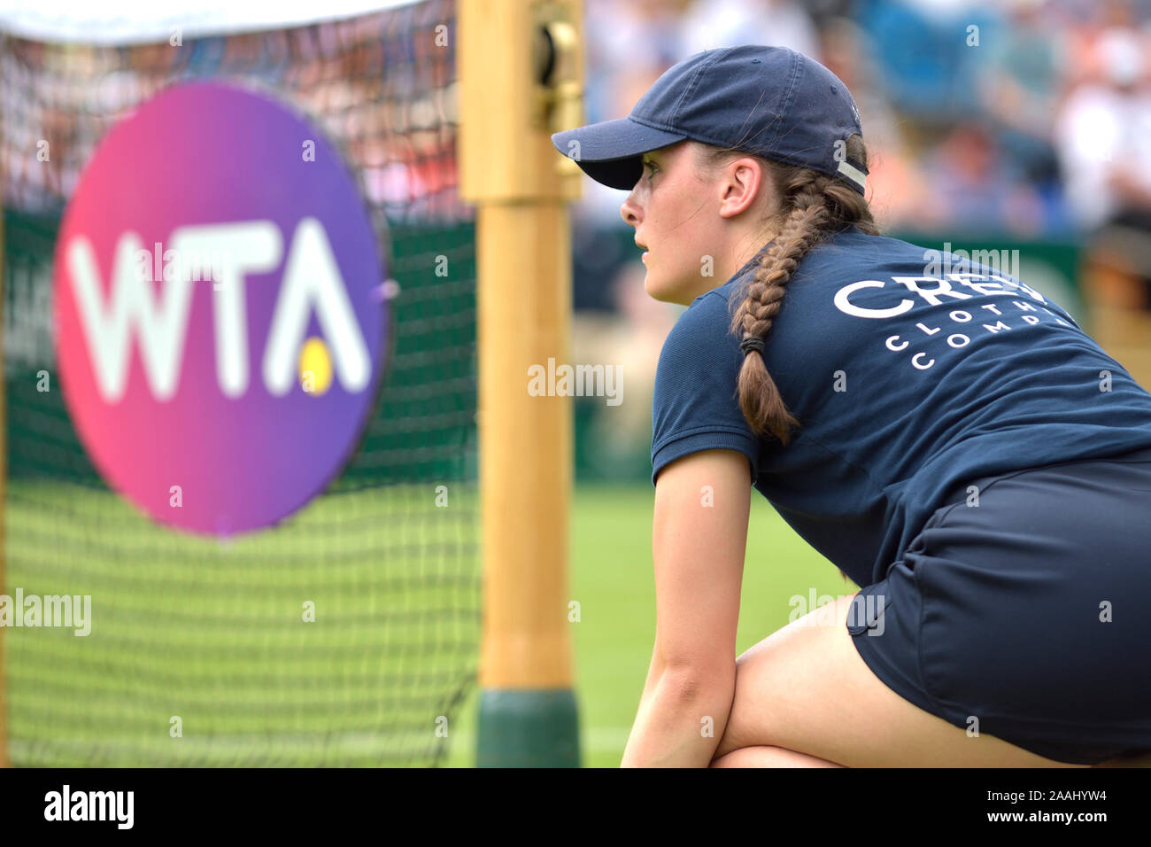 Ragazza a sfera e WTA net logo presso la valle di natura internazionale, Devonshire Park, Eastbourne, Regno Unito 24 Giugno 2019 Foto Stock