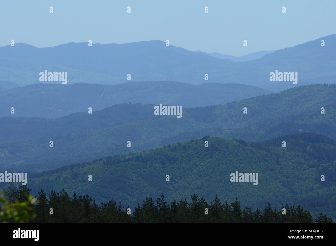 Paesaggio di montagna con dolci colline in sfumature di blu e verde Foto Stock