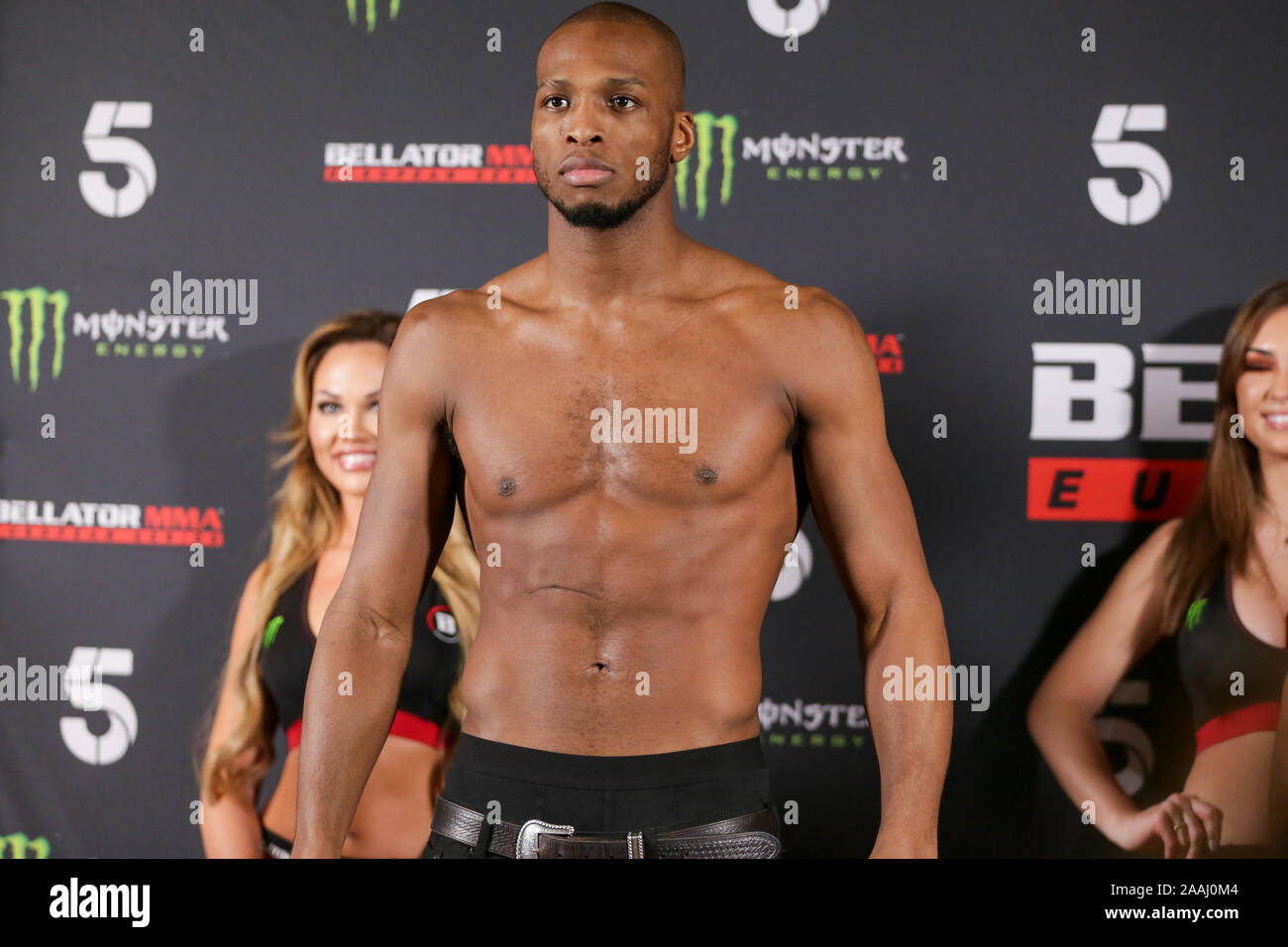 Londra, Regno Unito. Il 22 novembre 2019. Welterweight, Michael "veleno" pagina impiega per le scale a Bellator Londra: cerimoniali pesare-INS MVP vs. Melillo al Hilton London Wembley. Novembre 22, 2019 Dan-Cooke credito/Alamy Live News Foto Stock