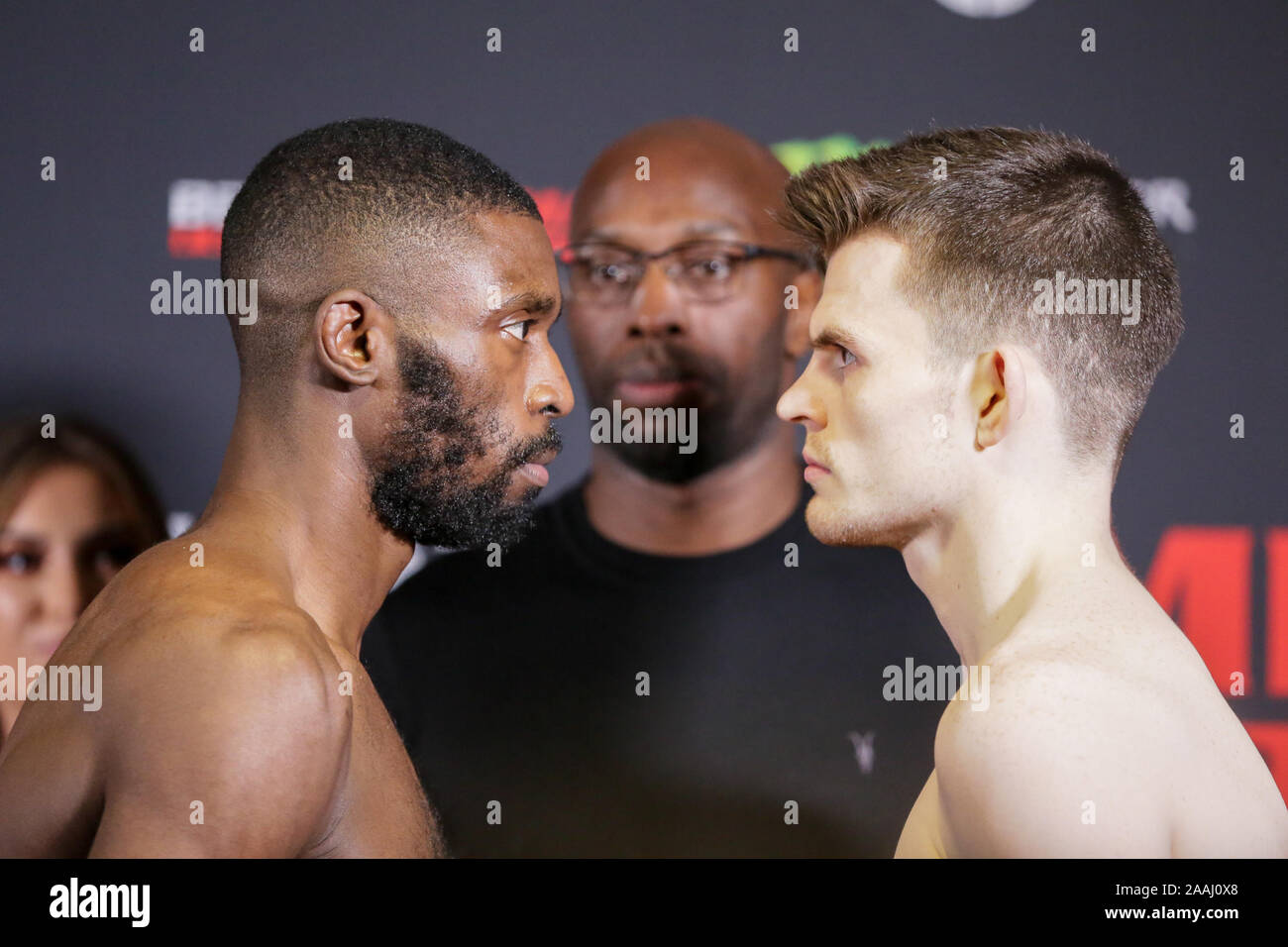Londra, Regno Unito. Il 22 novembre 2019. Featherweights, Nathan Rose e Harry Hardwick face off a Bellator Londra: cerimoniali pesare-INS MVP vs. Melillo al Hilton London Wembley. Novembre 22, 2019 Dan-Cooke credito/Alamy Live News Foto Stock