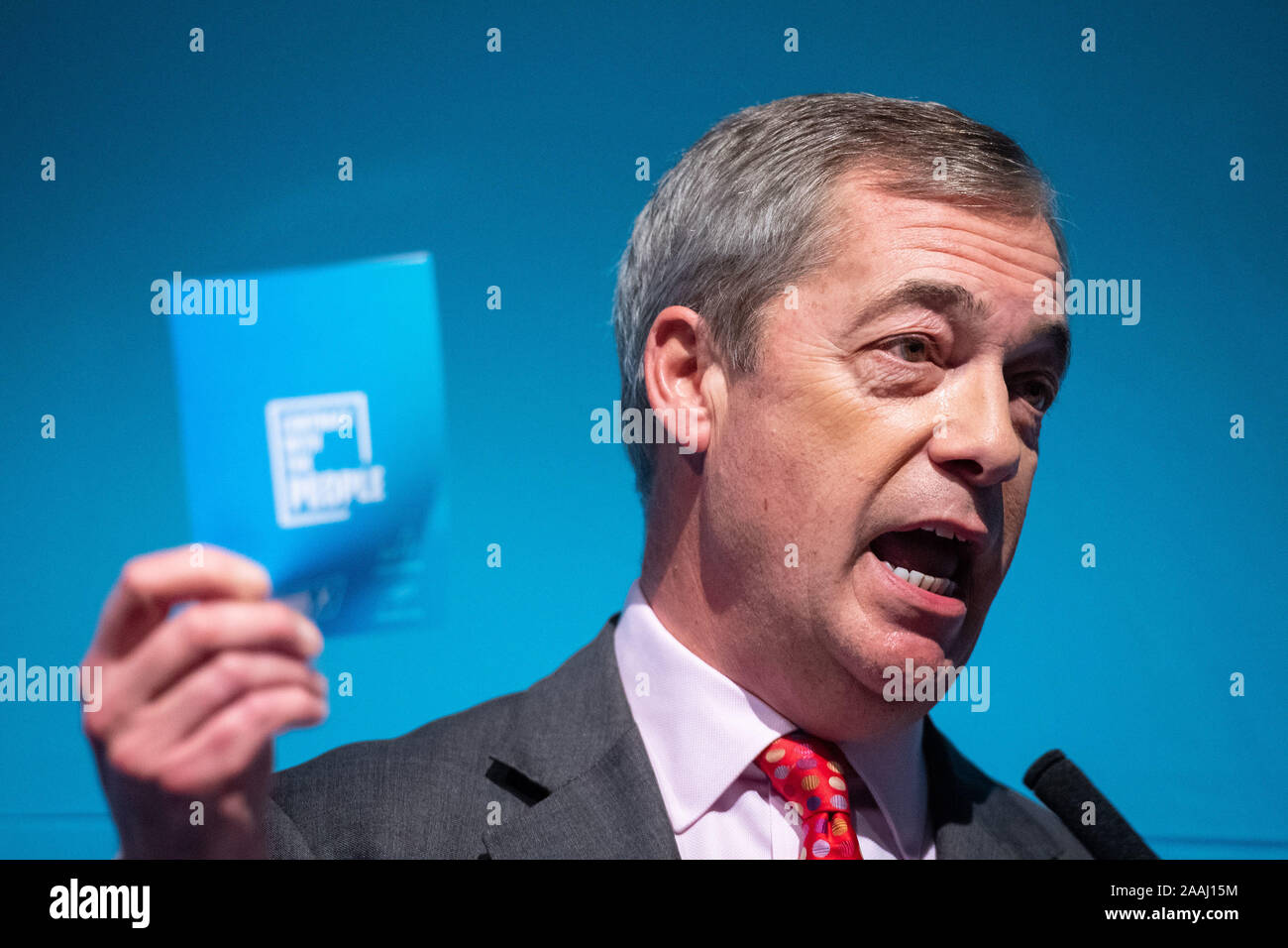 Brexit Party leader Nigel Farage mantiene la sua politica del partito documento durante la parte politica del lancio in Westminster, Londra. Foto di PA. Picture Data: Venerdì 22 Novembre, 2019. Vedere PA storia politica elezione. Foto di credito dovrebbe leggere: Dominic Lipinski/PA FILO Foto Stock