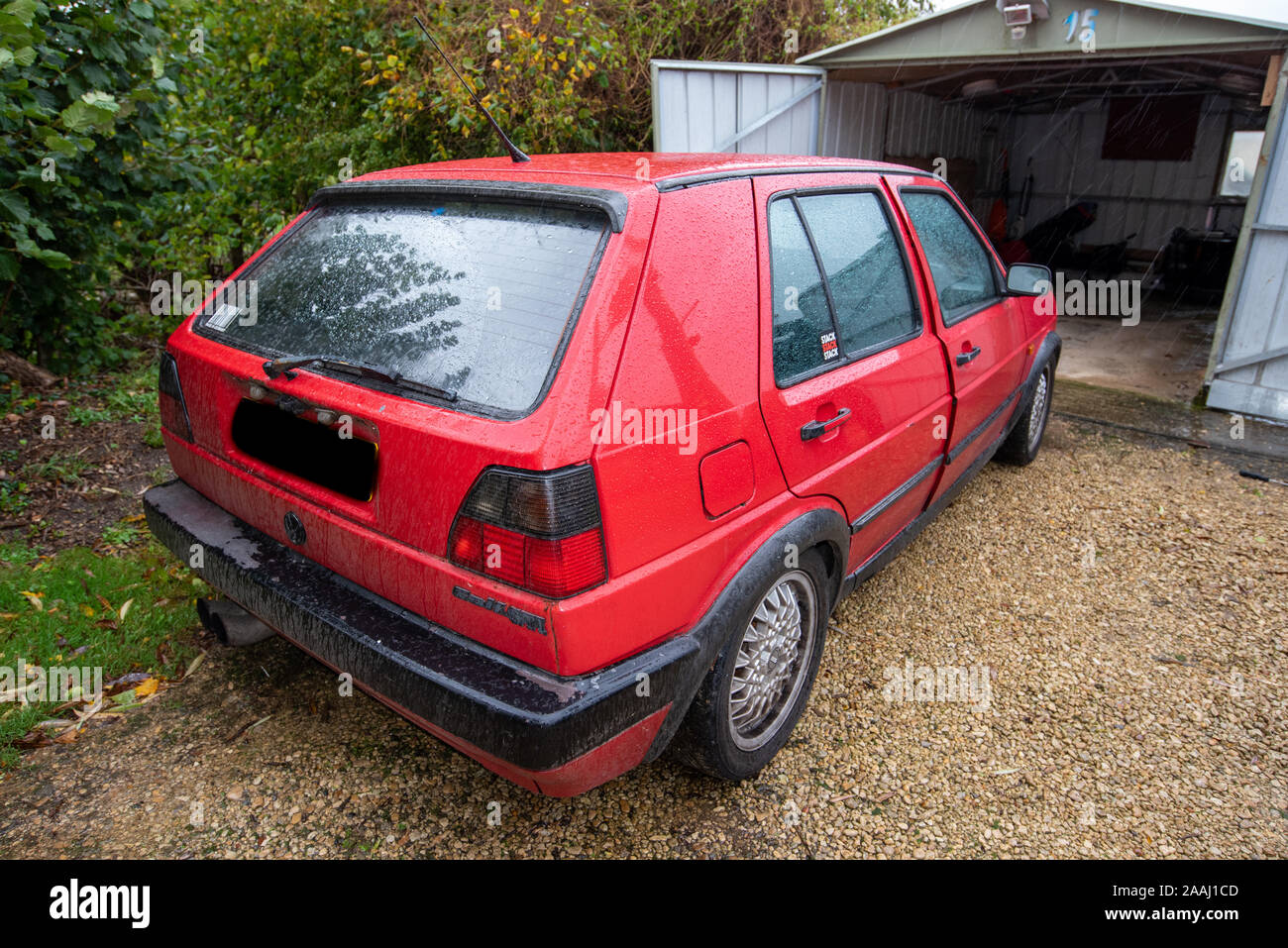 Classico Volkswagen Golf GTI rosso: Car crash i danni e i dettagli da vicino. Schiacciato il metallo e la plastica. Paraurti anteriore dei danni dopo un incidente stradale. Foto Stock