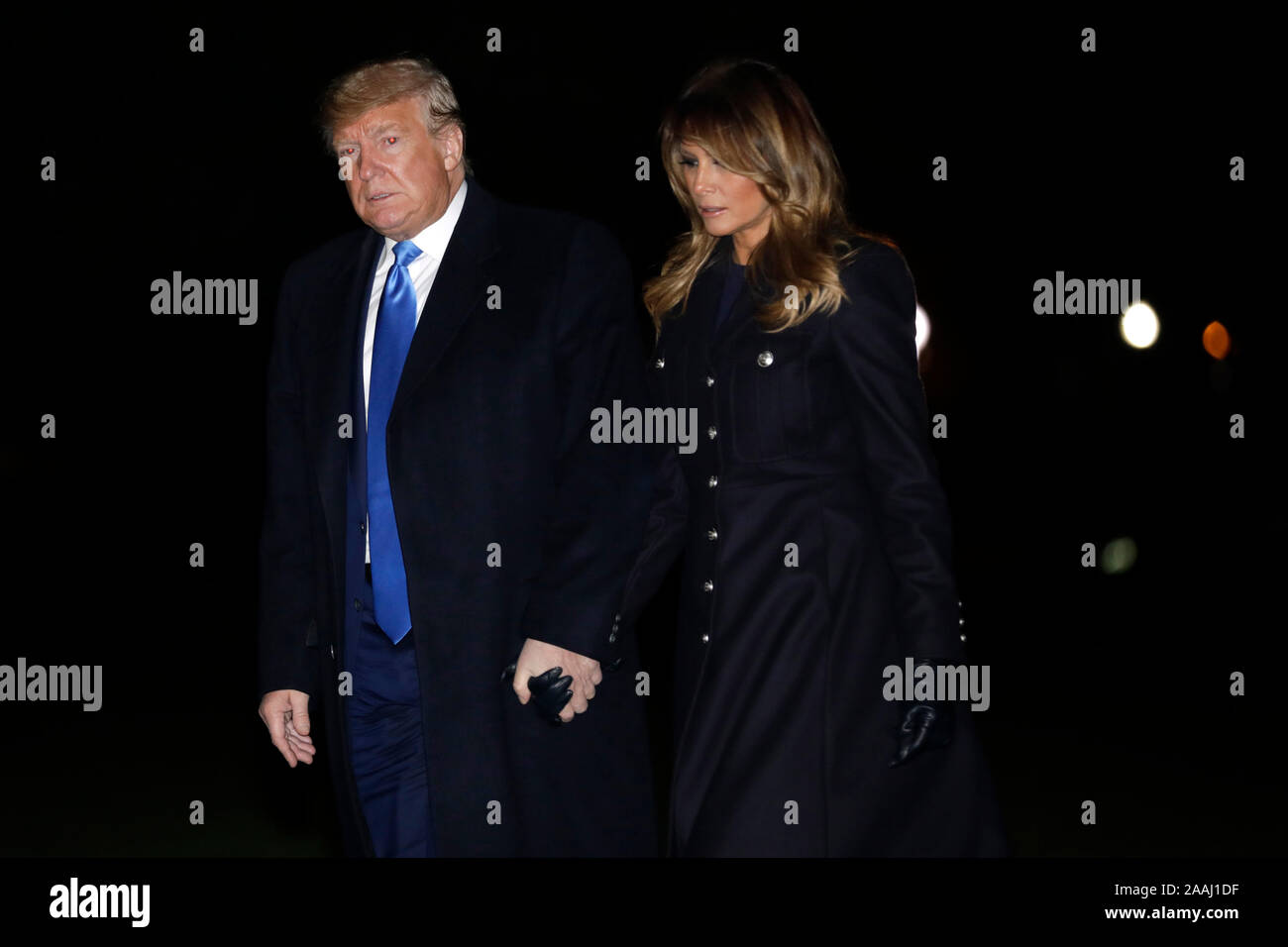 Il Presidente degli Stati Uniti, Trump passeggiate con la first lady Melania Trump sulla South Lawn della casa bianca dopo il loro ritorno a Washington DC da Dover, Delaware dove hanno testimoniato la dignitosa di trasferimento i resti di due soldati americani uccisi in Afghanistan il 21 novembre 2019. Credito: Yuri Gripas/Piscina via CNP /MediaPunch Foto Stock