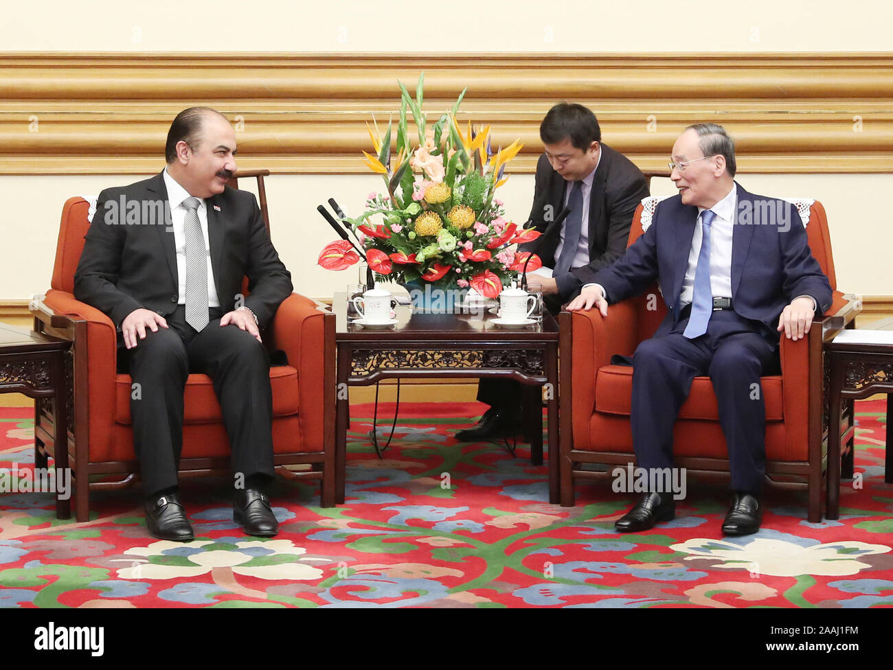 (191122) -- PECHINO, nov. 22, 2019 (Xinhua) -- Cinese Vice Presidente Wang Qishan un incontro con una delegazione della Siria il partito socialista arabo partito Ba'ath, guidato da Helal Helal, vice segretario generale del partito di governo, a Pechino, capitale della Cina, nov. 22, 2019. (Xinhua/Yao Dawei) Foto Stock