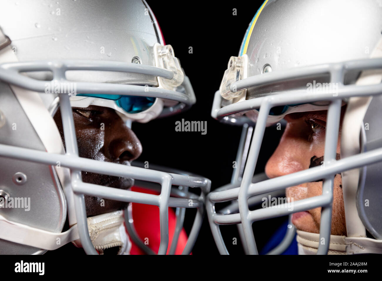 Due american football giocatori testa a testa Foto Stock
