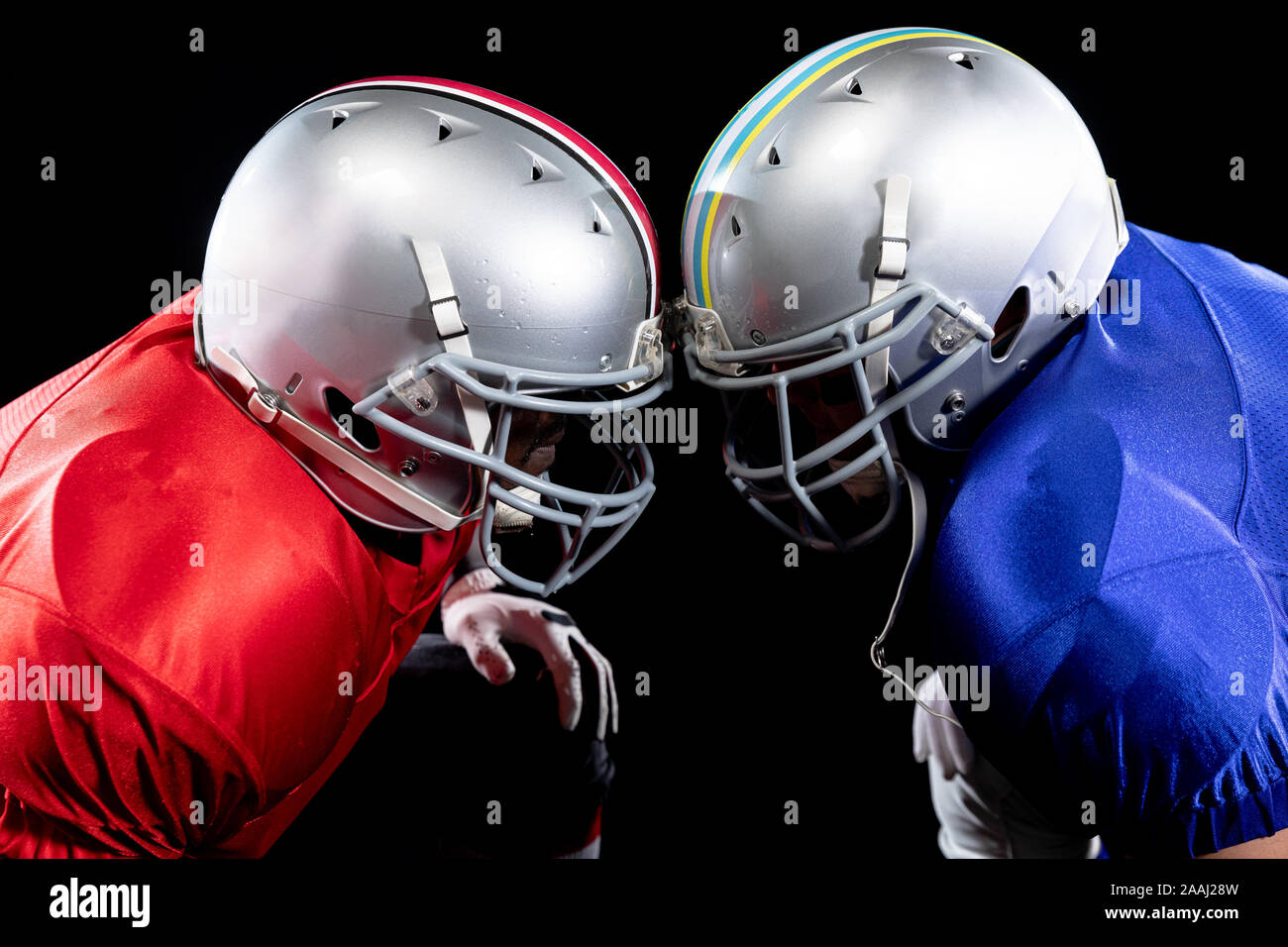 Due american football giocatori testa a testa Foto Stock
