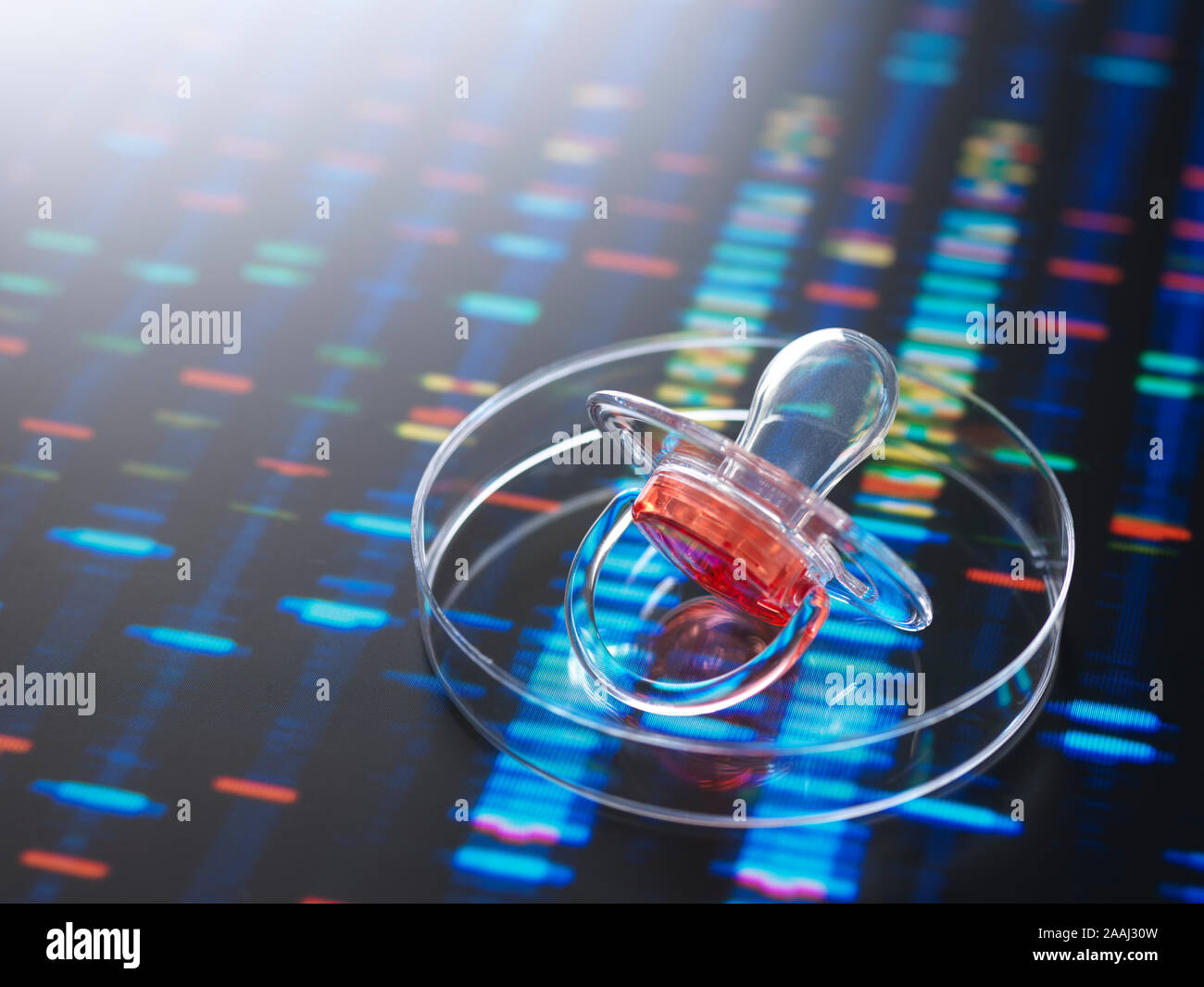 Baby succhietto nella scatola di Petri a illustrare baby accanto all uomo il profilo del DNA Foto Stock