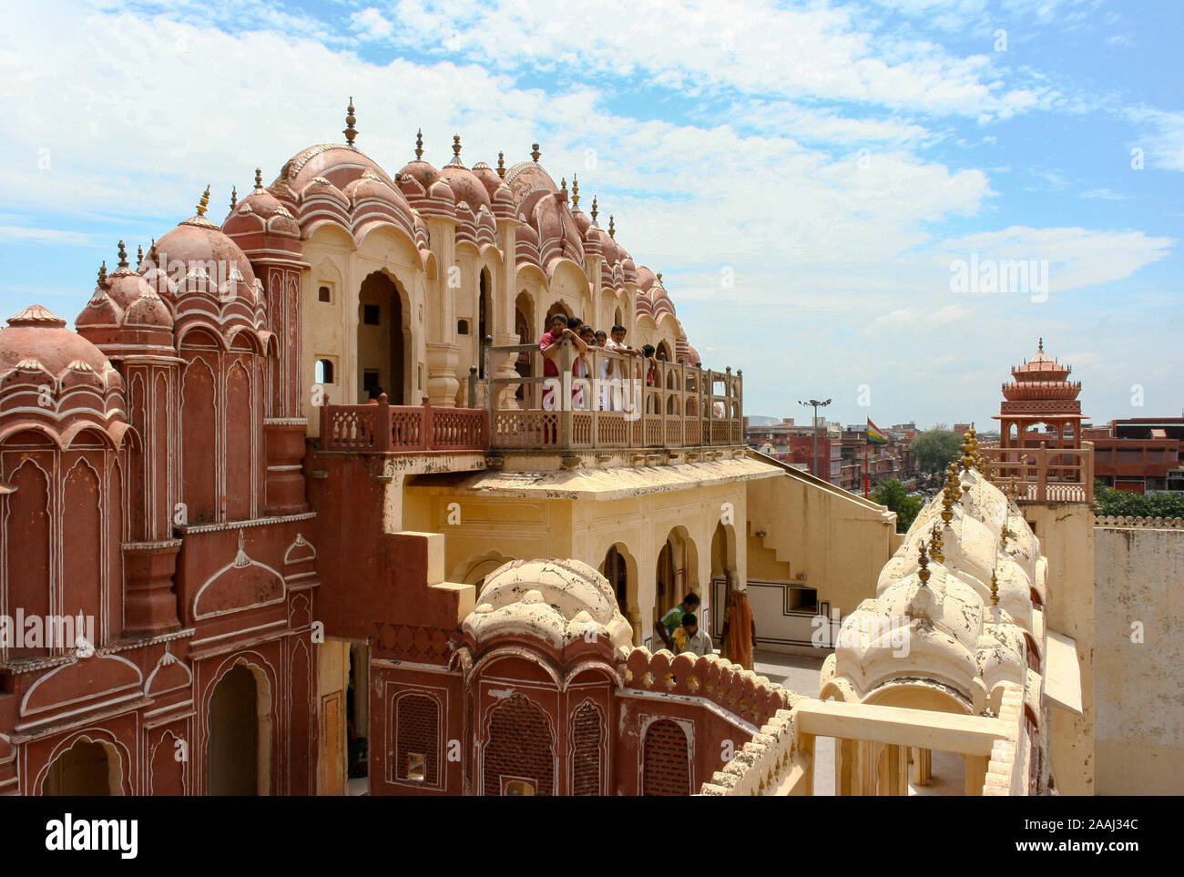 Jaipur, Rajasthan, India: la facciata interna del palazzo dei venti (Hawa Mahal) con alcune persone si affaccia sulla terrazza Foto Stock