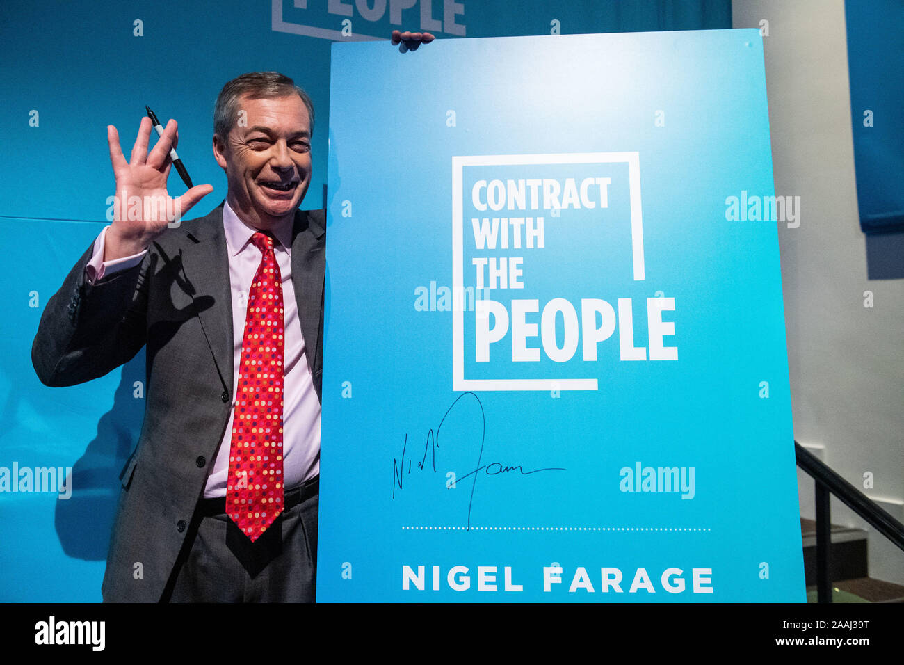 Brexit Party leader Nigel Farage pone con un "contratto con il popolo' durante la parte politica del lancio in Westminster, Londra. Foto di PA. Picture Data: Venerdì 22 Novembre, 2019. Vedere PA storia politica elezione. Foto di credito dovrebbe leggere: Dominic Lipinski/PA FILO Foto Stock