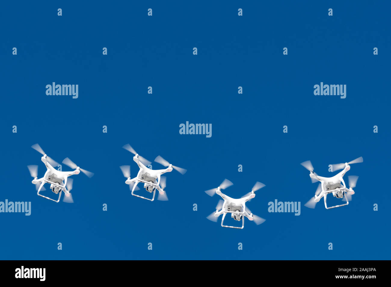 Decine di fuchi sciame nel cielo blu. Quadcopters fuchi con fotocamera digitale in aria sulla città. La nuova tecnologia in aero di ripresa fotografica e Foto Stock