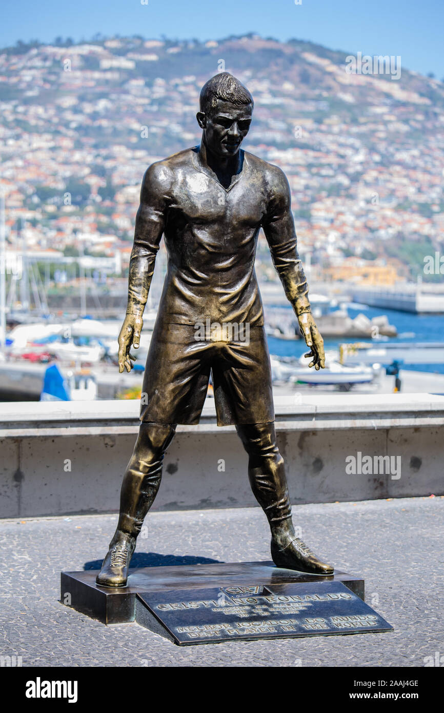 FUNCHAL, Madeira, Portogallo - Novembre 2019: la statua di Cristiano Ronaldo davanti a CR7 con il museo della città di Funchal come sfondo Foto Stock