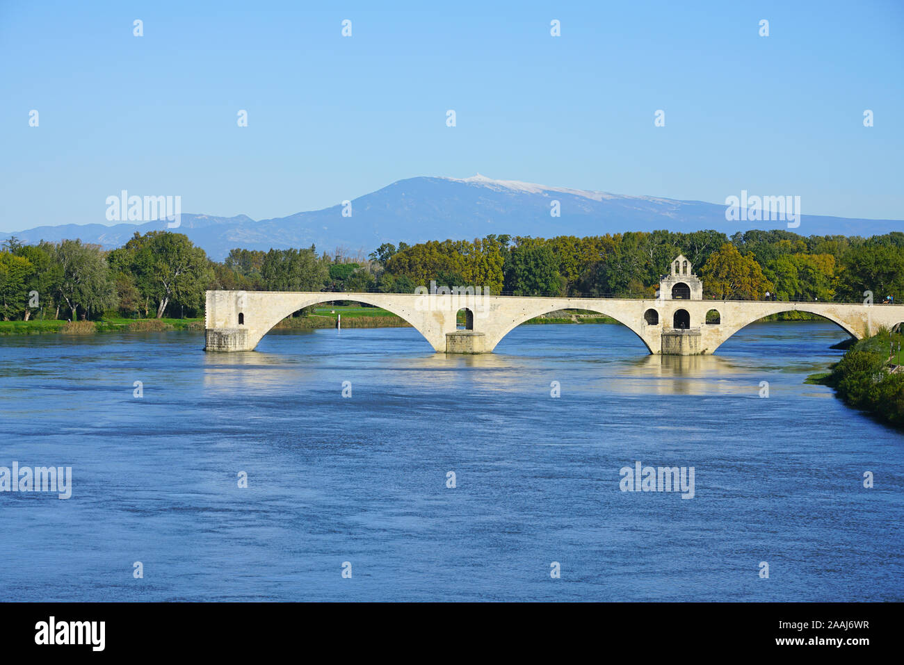 Vista giorno dello storico Pont d'Avignon (Saint Benezet) ponte sul fiume Rodano nella città medievale di Avignon Vaucluse Provence, Francia, una volta Foto Stock