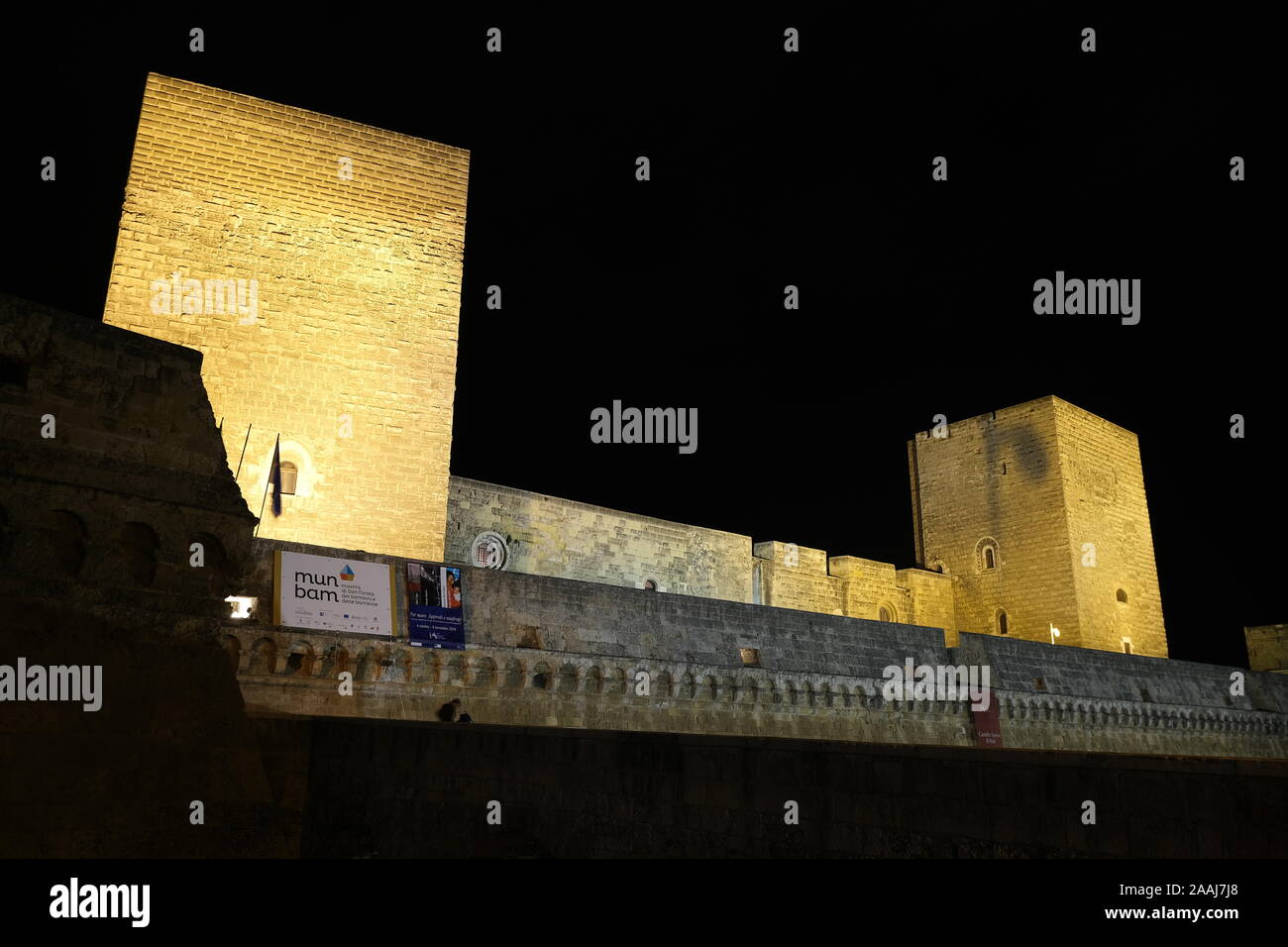 Bari, Puglia, Italia. Circa il 11/2019. Mura normanne del castello Svevo di Bari. Riprese con illuminazione notturna del fort costruito per volere di Federico II. Foto Stock