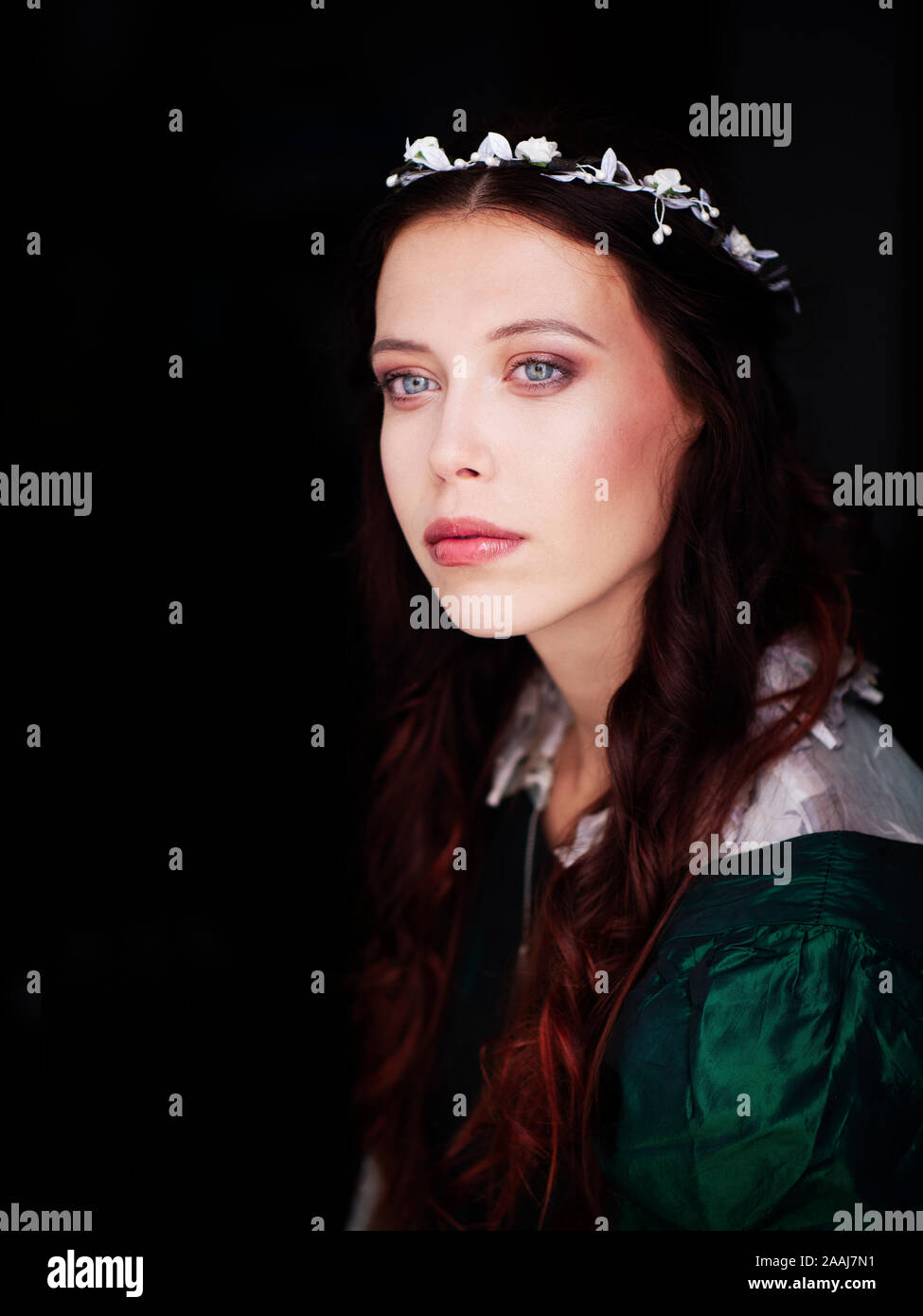 Ritratto di una bella donna giovane con occhi blu e capelli lunghi Foto Stock