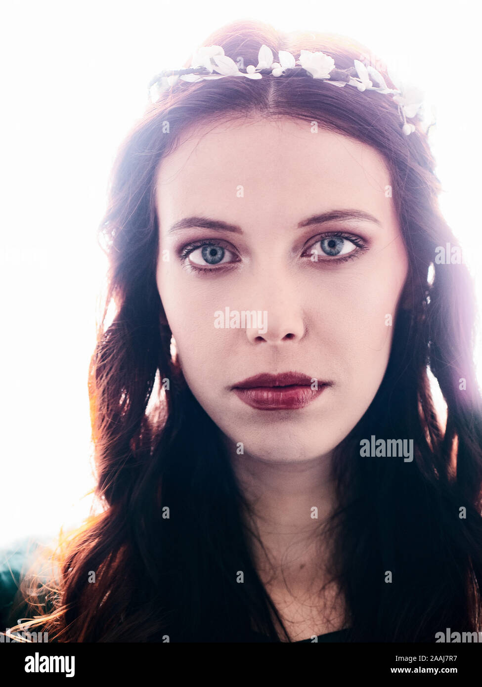 Ritratto di una bella donna giovane con occhi blu e capelli lunghi Foto Stock