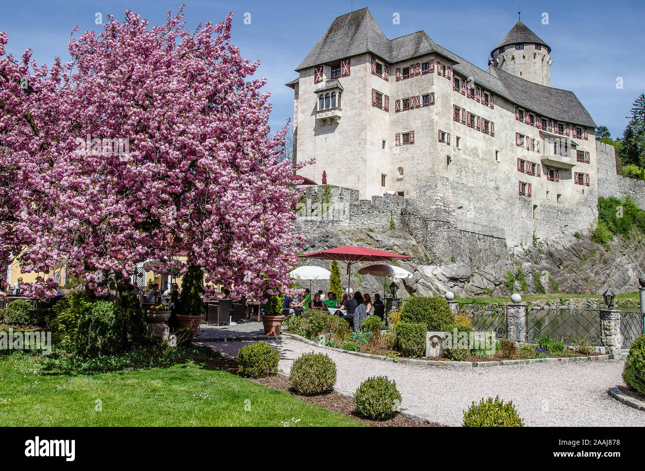 Schloss Matzen è uno storico castello austriaco, situato nel Tirolo vicino al ramo della Zillertal dal principale valle Inn. Foto Stock