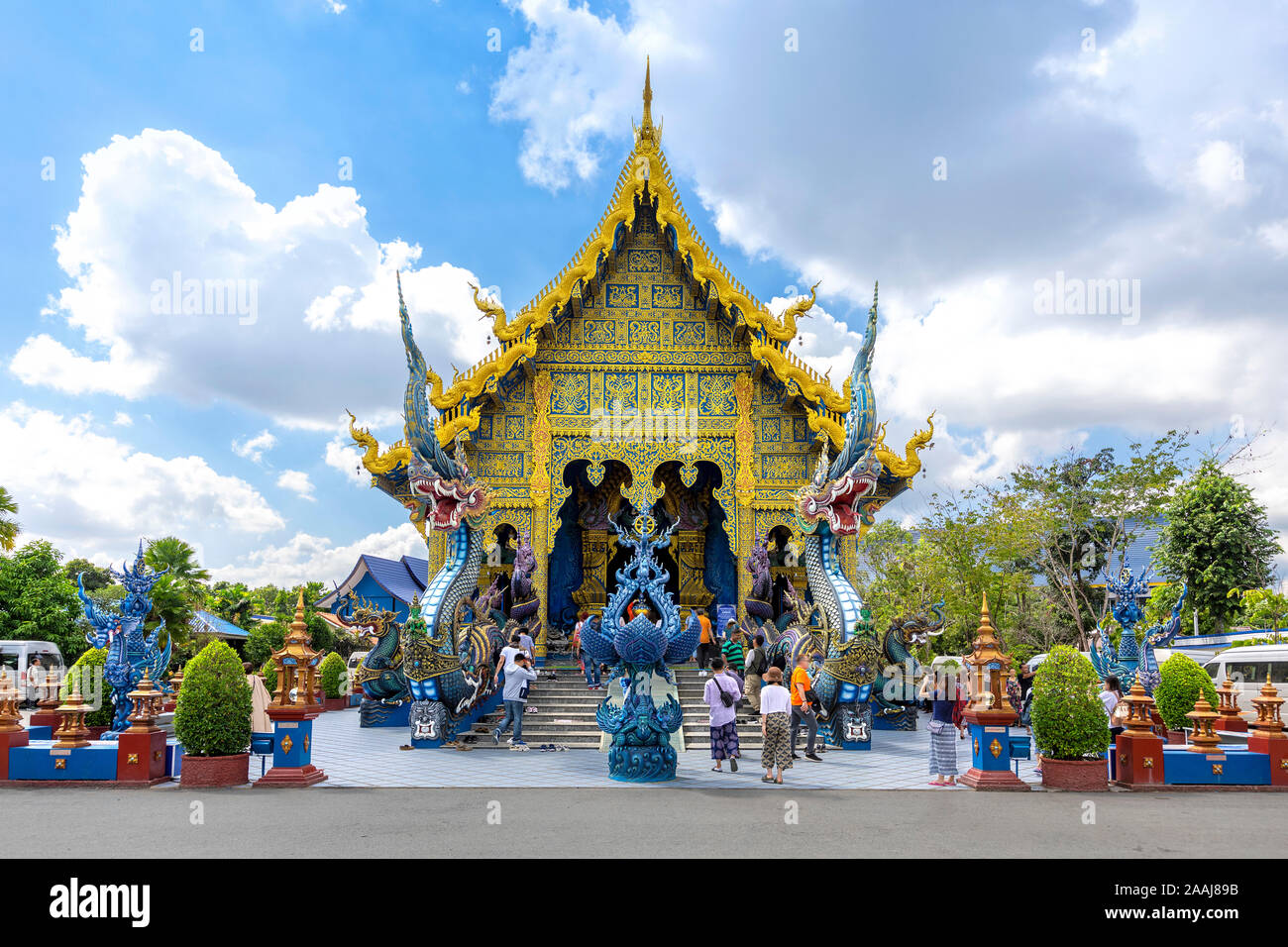 Chiang Rai Tempio Azzurro o Wat Rong Seua Dieci si trova in Rong Suea dieci nel distretto di Rimkok a pochi chilometri fuori da Chiang Rai Foto Stock