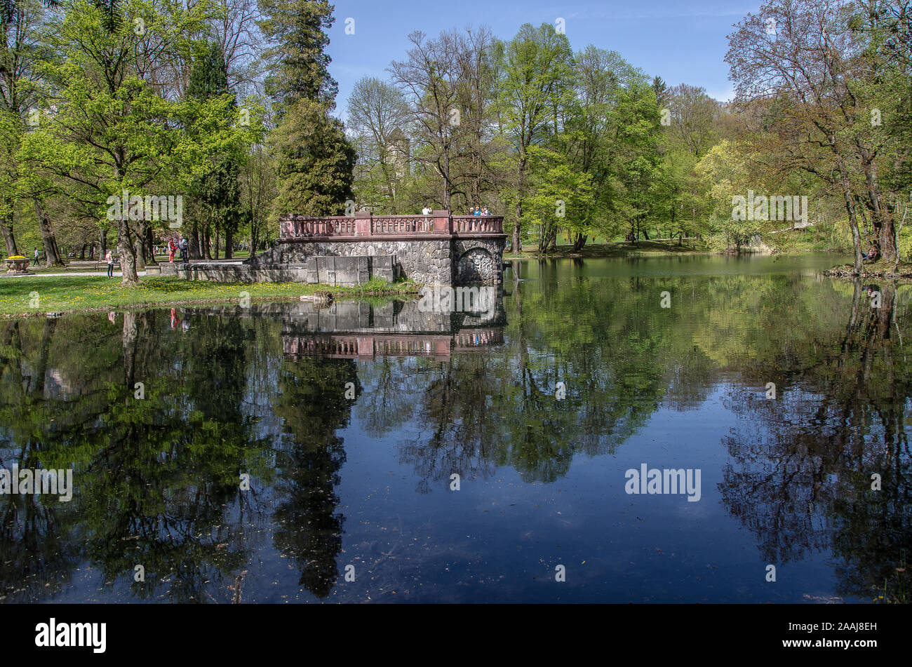 Schloss Matzen è uno storico castello austriaco, situato nel Tirolo vicino al ramo della Zillertal dal principale valle Inn. Foto Stock