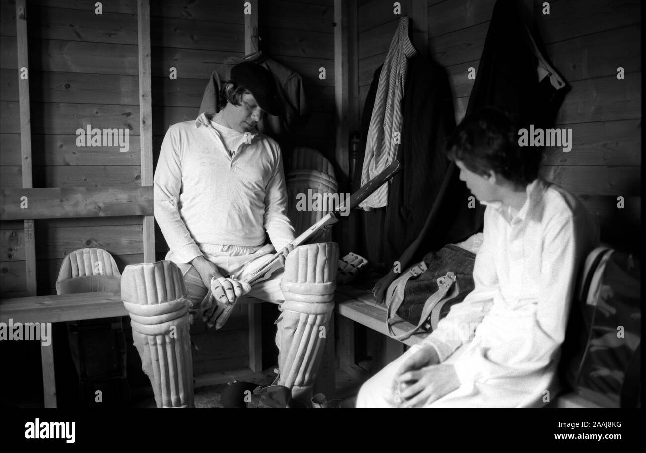 Village cricket è un termine, a volte peggiorativo, dato alla riproduzione di cricket in villaggi rurali in Inghilterra e nel Galles. Molti villaggi hanno le loro proprie squadre che giocano a livelli variabili in locali o regionali di cricket club campionati. Foto Stock