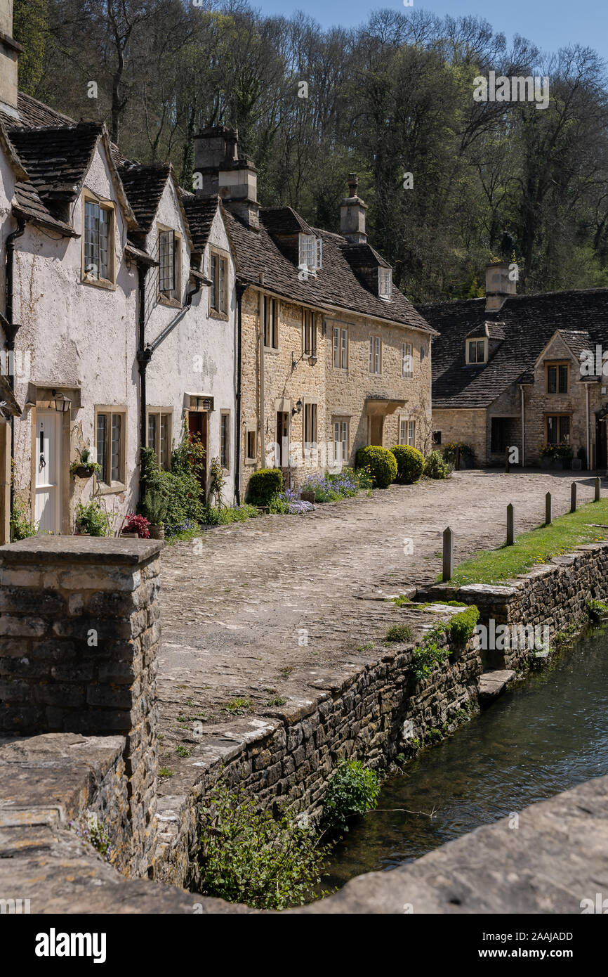 Carino Inglese tradizionale con pietra case in Cotswolds Inghilterra, Regno Unito Foto Stock