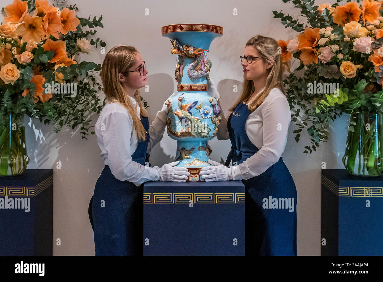 Sothebys, Londra, Regno Unito. 22 Nov 2019. Sotheby's anteprime la sua arte russa settimana con opere provenienti dalle proprie foto russo e opere d'arte, Fabergé e le icone delle vendite su 26 Novembre a Londra. Credito: Guy Bell/Alamy Live News Foto Stock