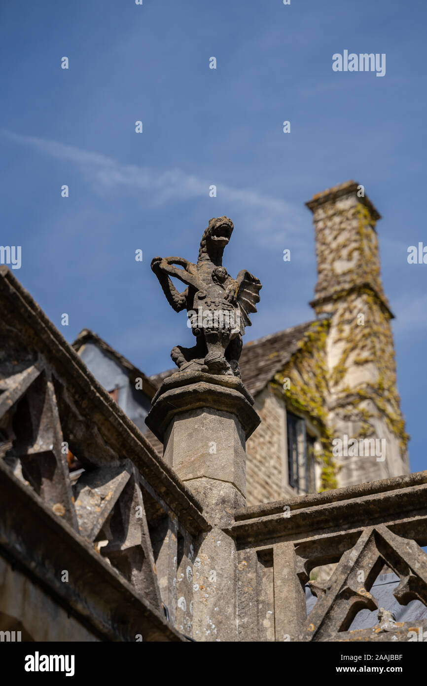 Gargoyle di pietra statua scolpita da roccia sul tetto di una chiesa in Cotswolds Inghilterra, Regno Unito. Foto Stock