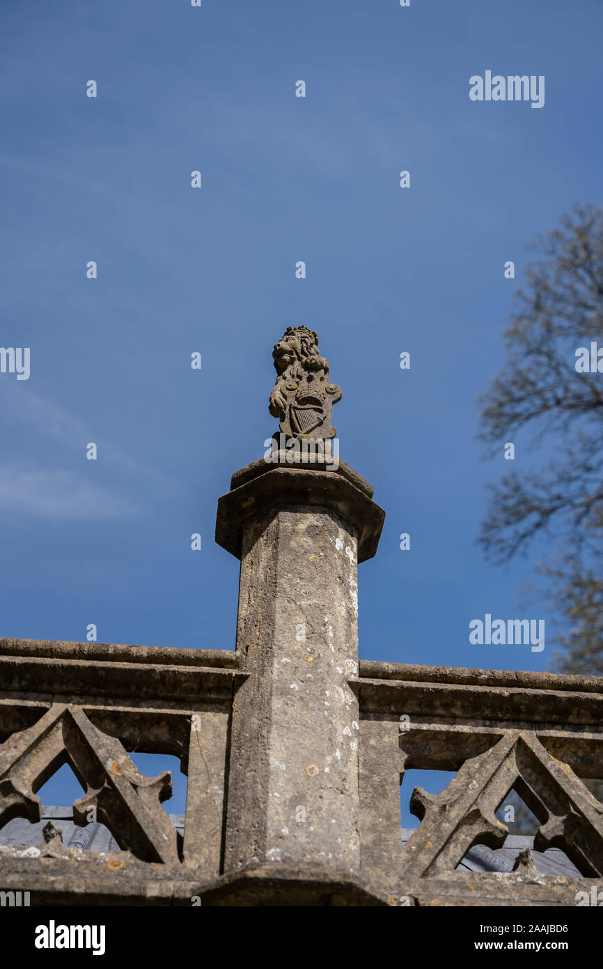Gargoyle di pietra statua scolpita da roccia sul tetto di una chiesa in Cotswolds Inghilterra, Regno Unito. Foto Stock