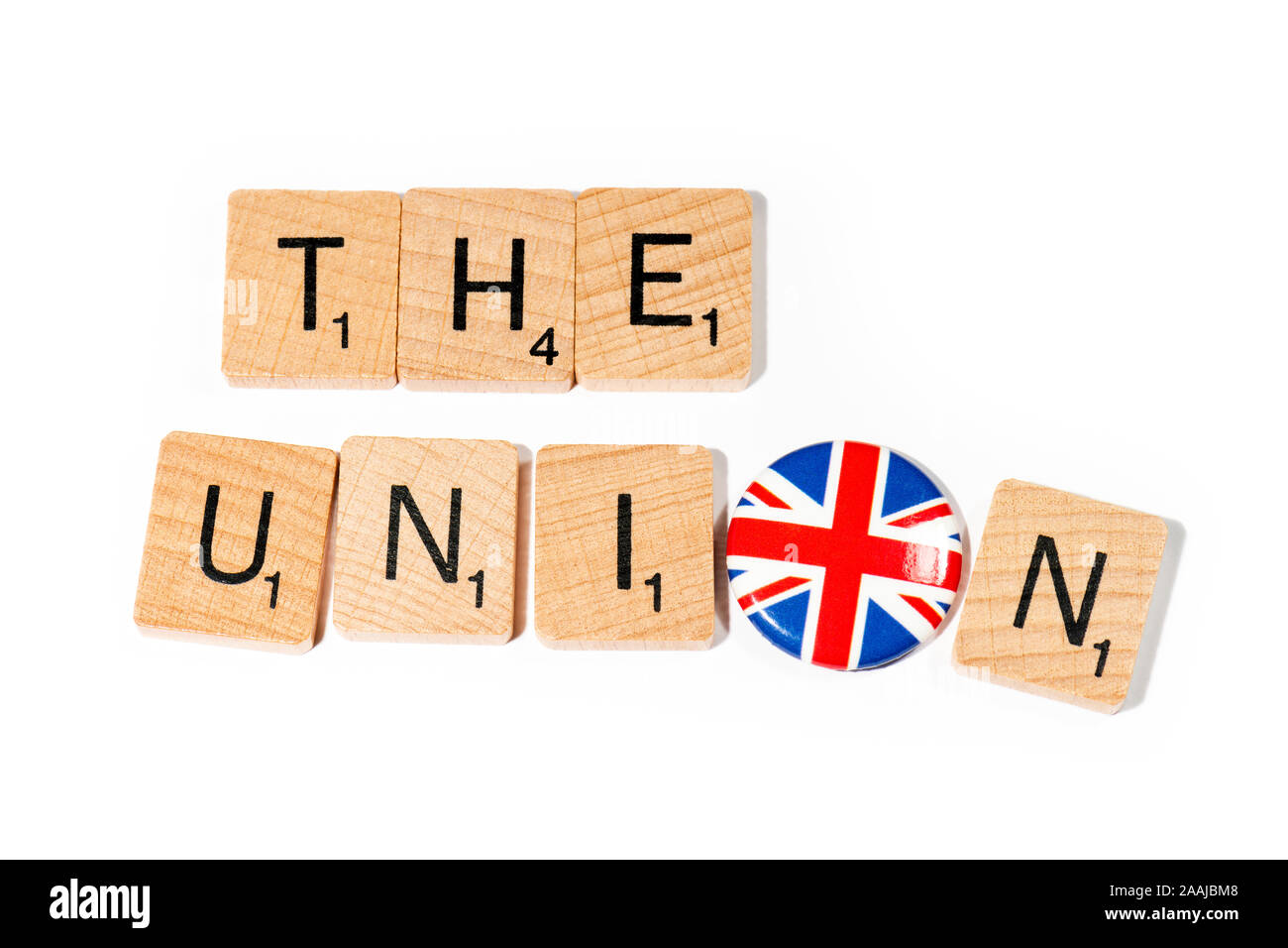 Conceptual: Scrabble lettere scrivi l'Unione con una bandiera europea badge pin come l'O. Foto Stock