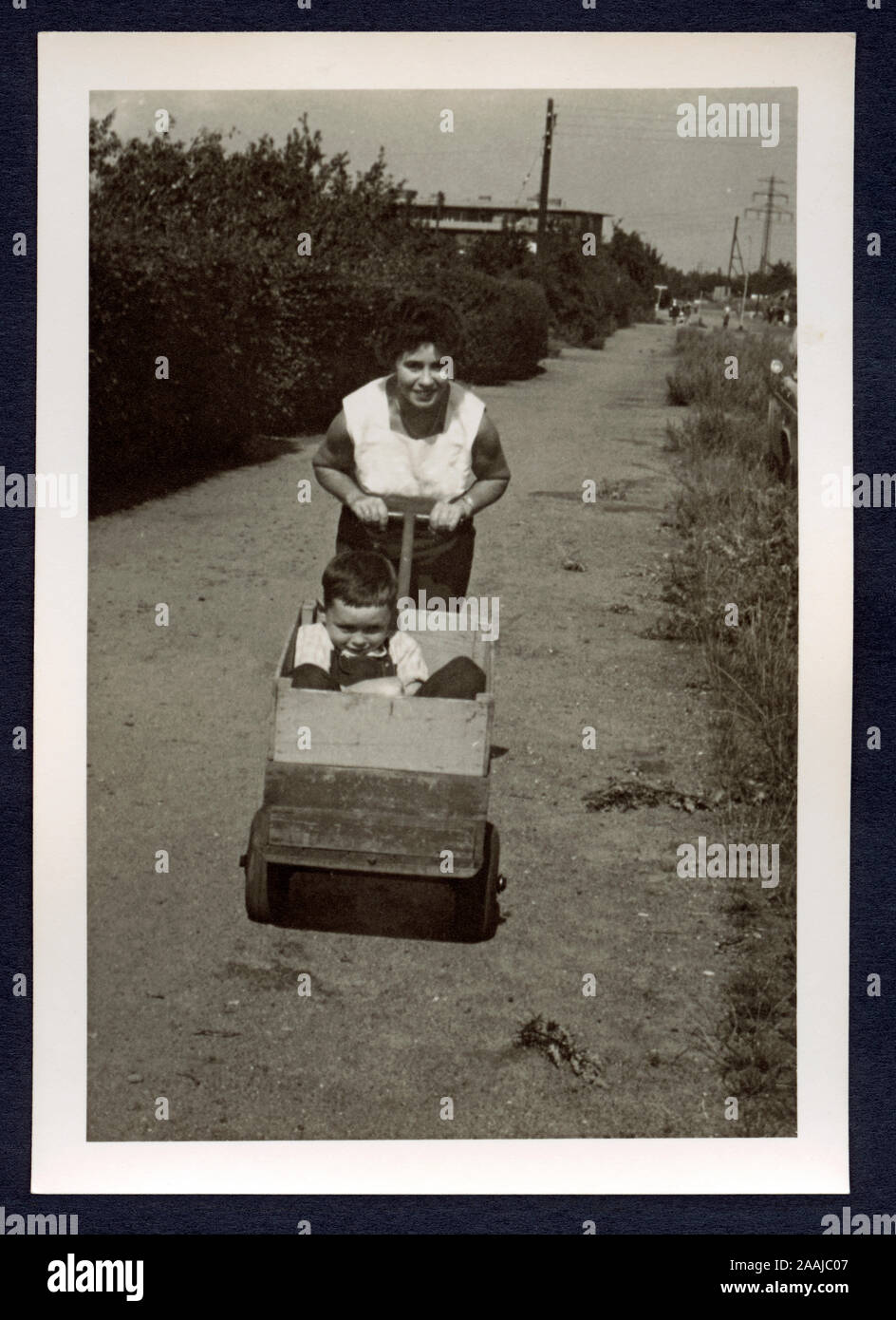 Europa, Deutschland, Amburgo, eine Mutter schiebt ihren Sohn in einer selbstgebauten Karre, um 1956. / Europa, Germania, Amburgo, una madre spingendo il suo figlio con un carrello di casalinga, intorno al 1956 . Foto Stock